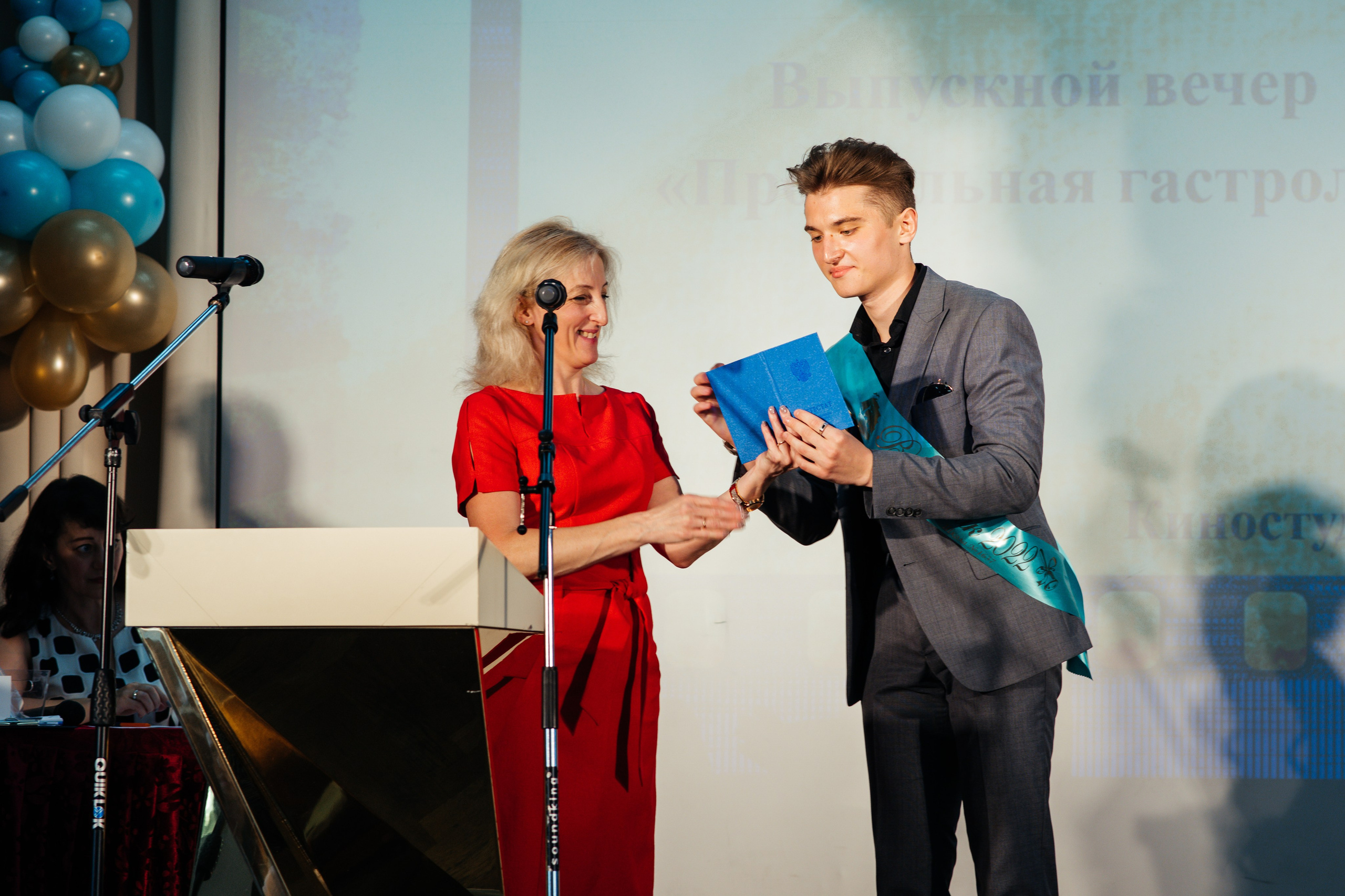 Вручение аттестатов. Выпускные альбомы в Подольске Москве и МО