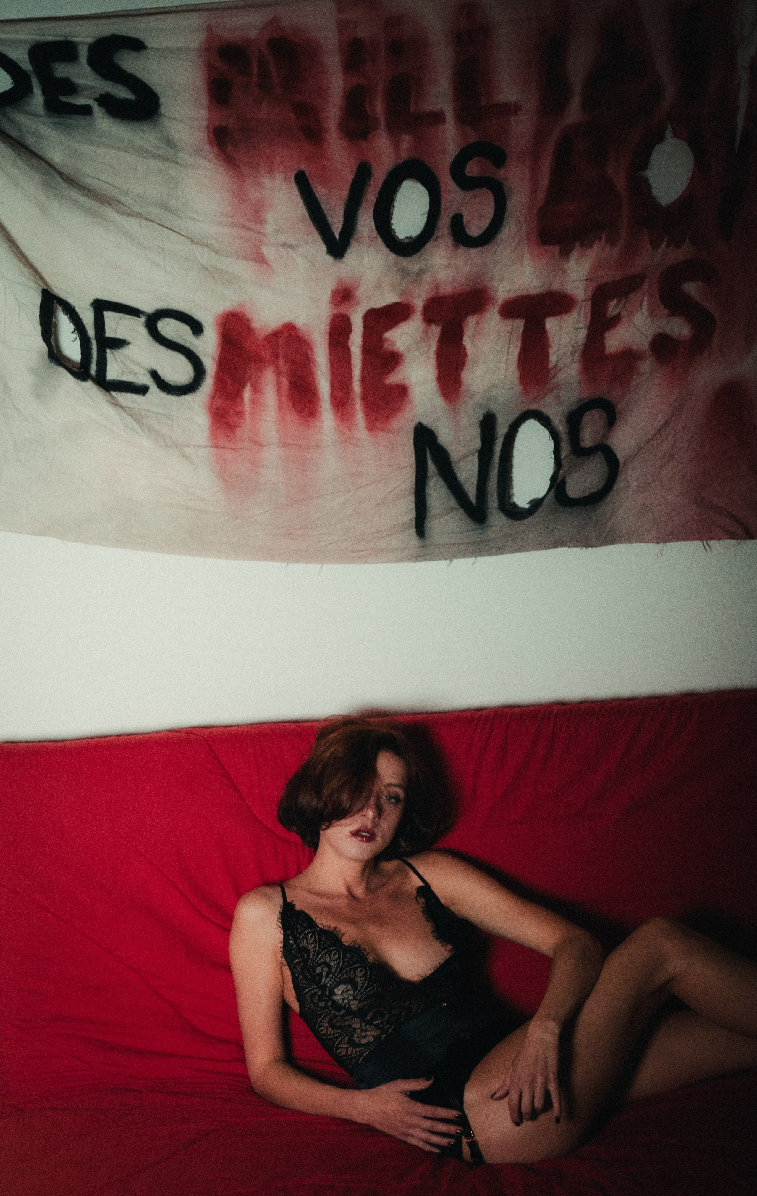 Des millions pour vos bombes des miettes pour nos vies. Фотограф Париж / Photographer Paris