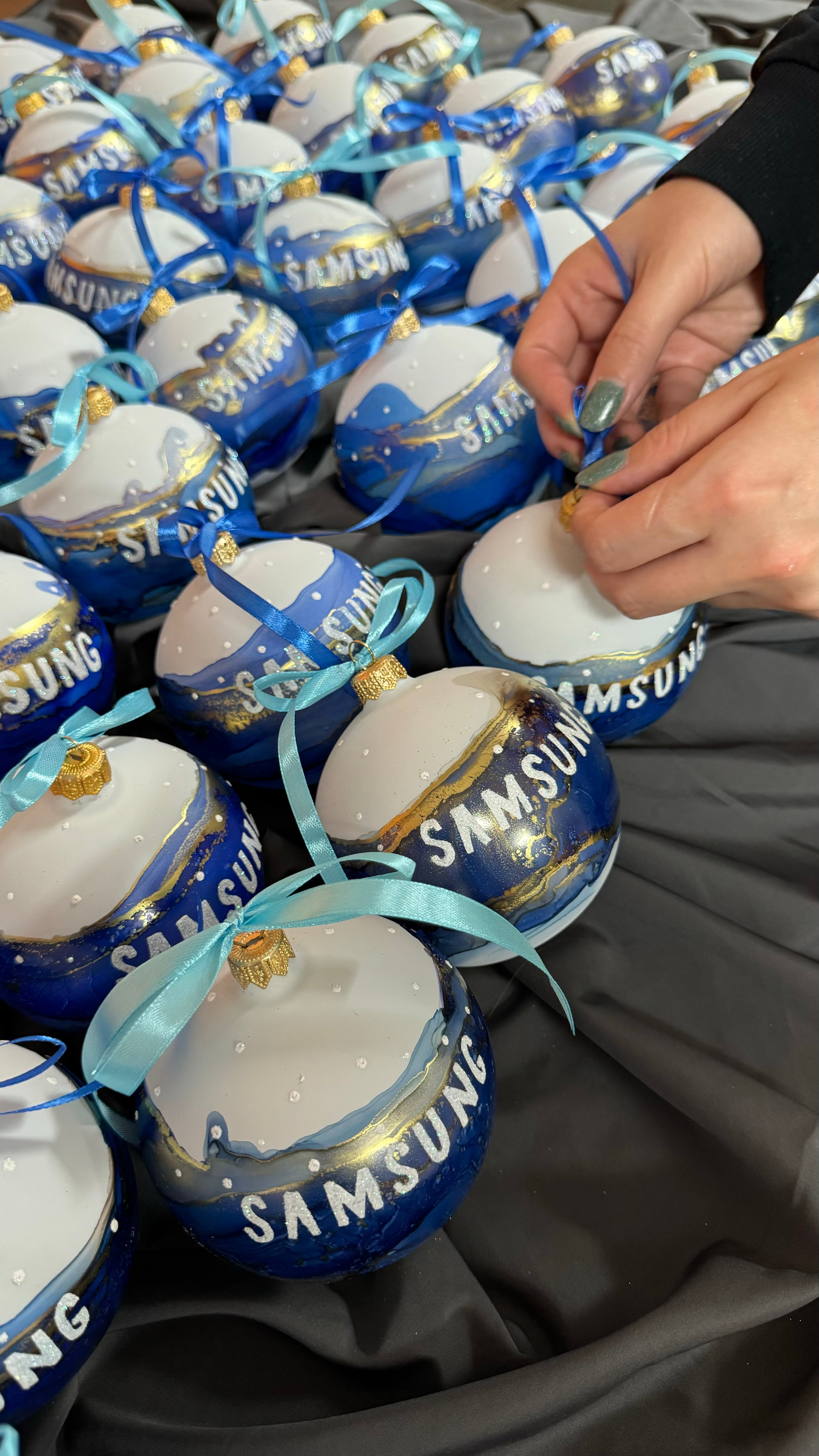 ArtSHARm- наше портфолио по ёлочным шарам с ручной росписью. Художественная ручная роспись елочных шаров, корпоративные подарки и восковые аромасвечи