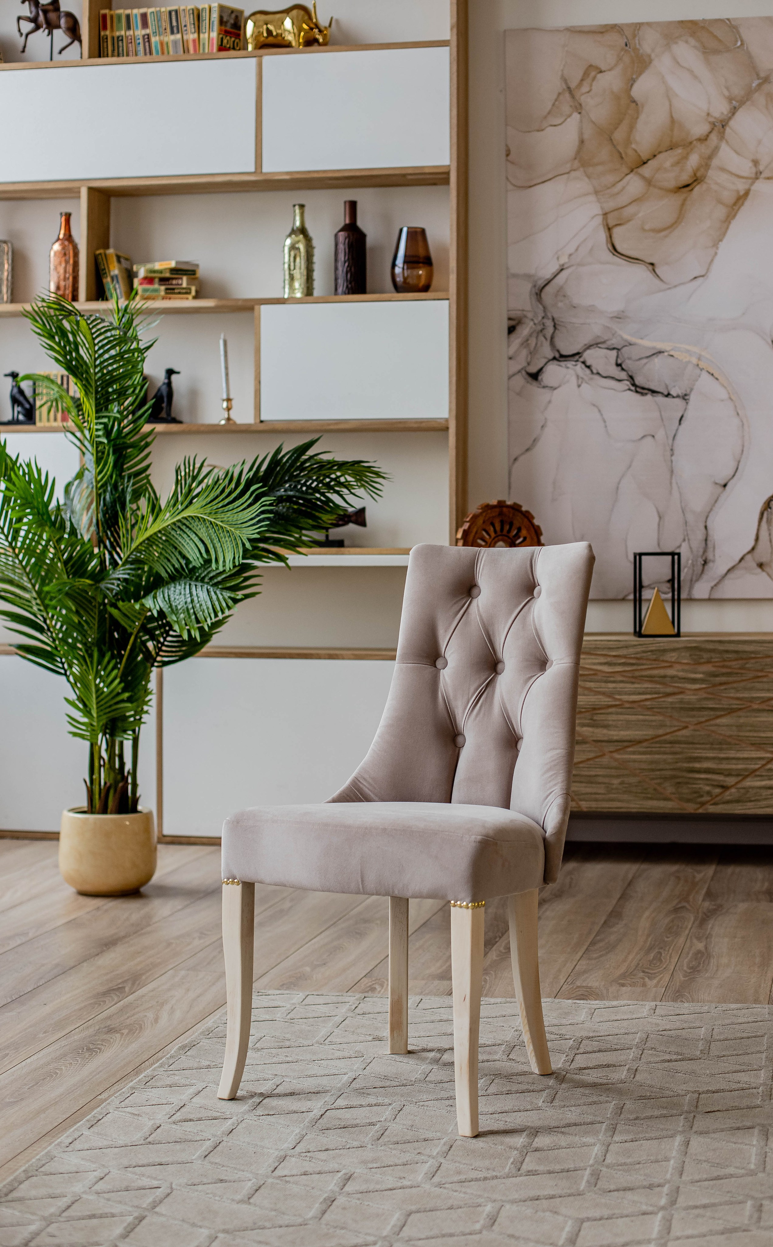 Стулья. Фотограф