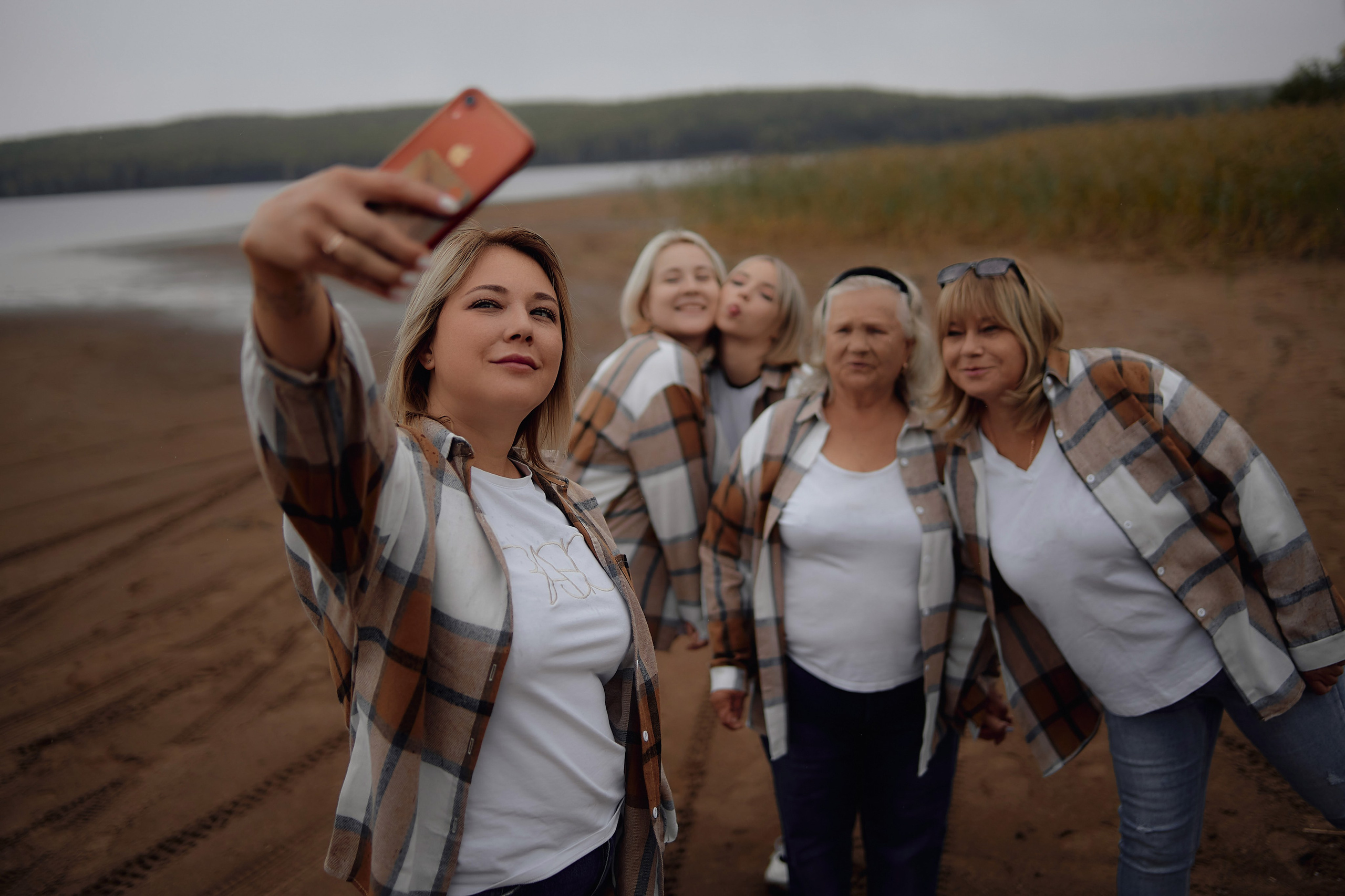 Аня, Таня, Полина, Оля и бабушка Клава. Свадебный фотограф Чайковский