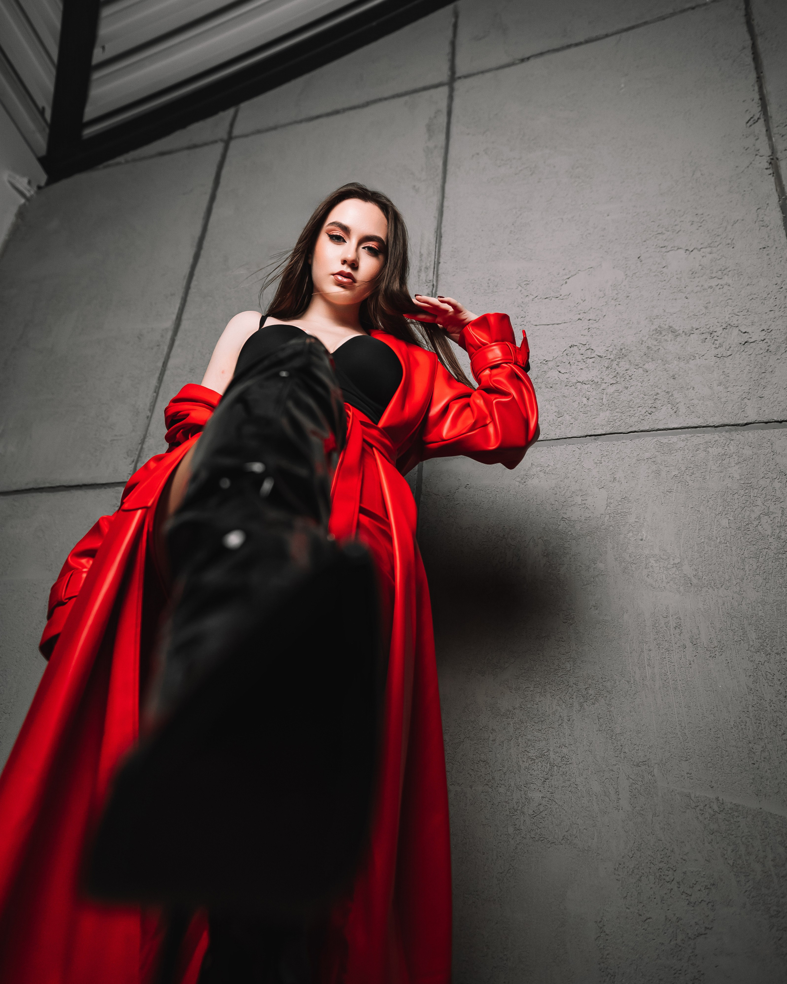 Сексуальная фотосессия в красном кожаном плаще в г. Кемерово