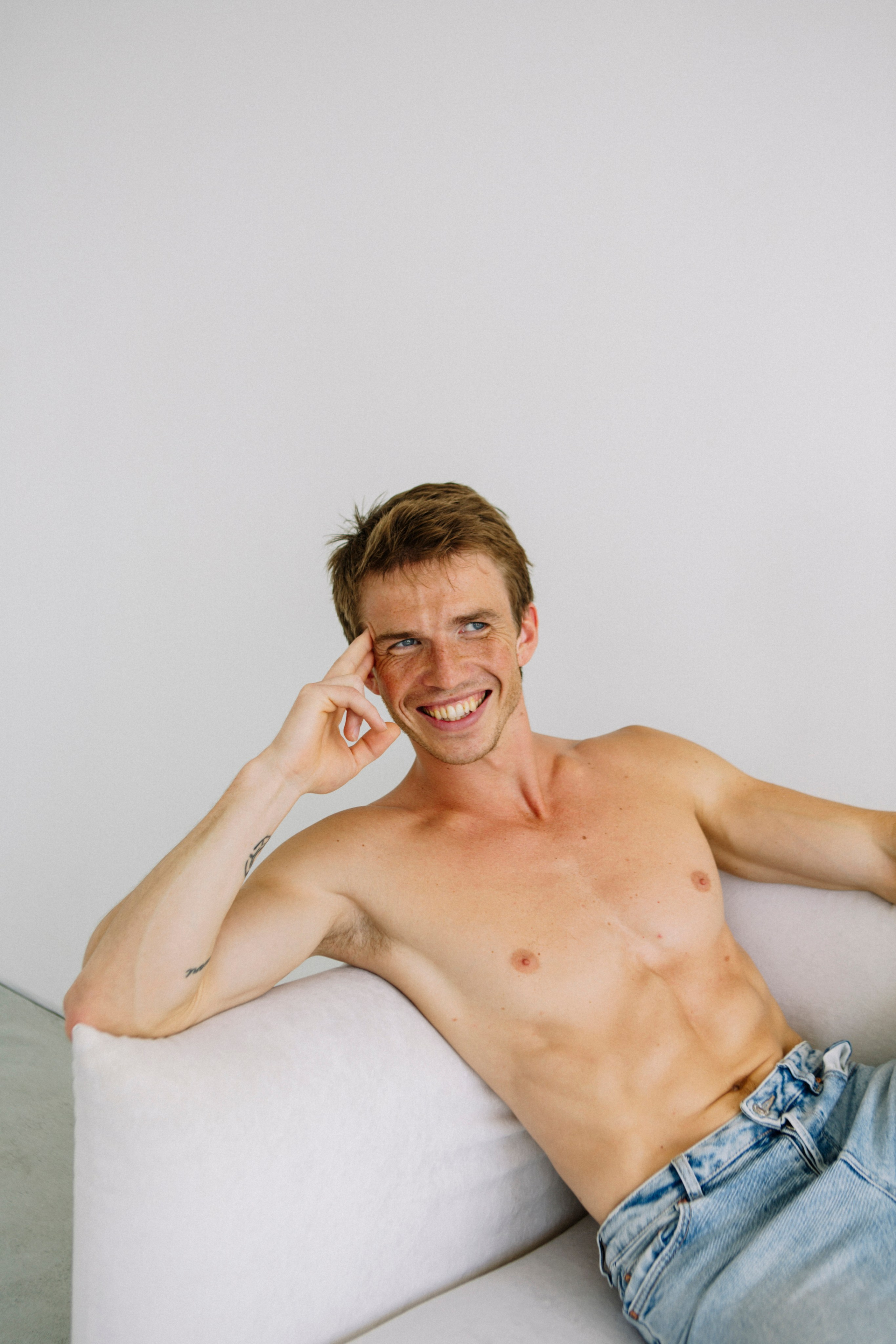 Настя и Стас. Студия. Минимализм. Портретный фотограф в Минске