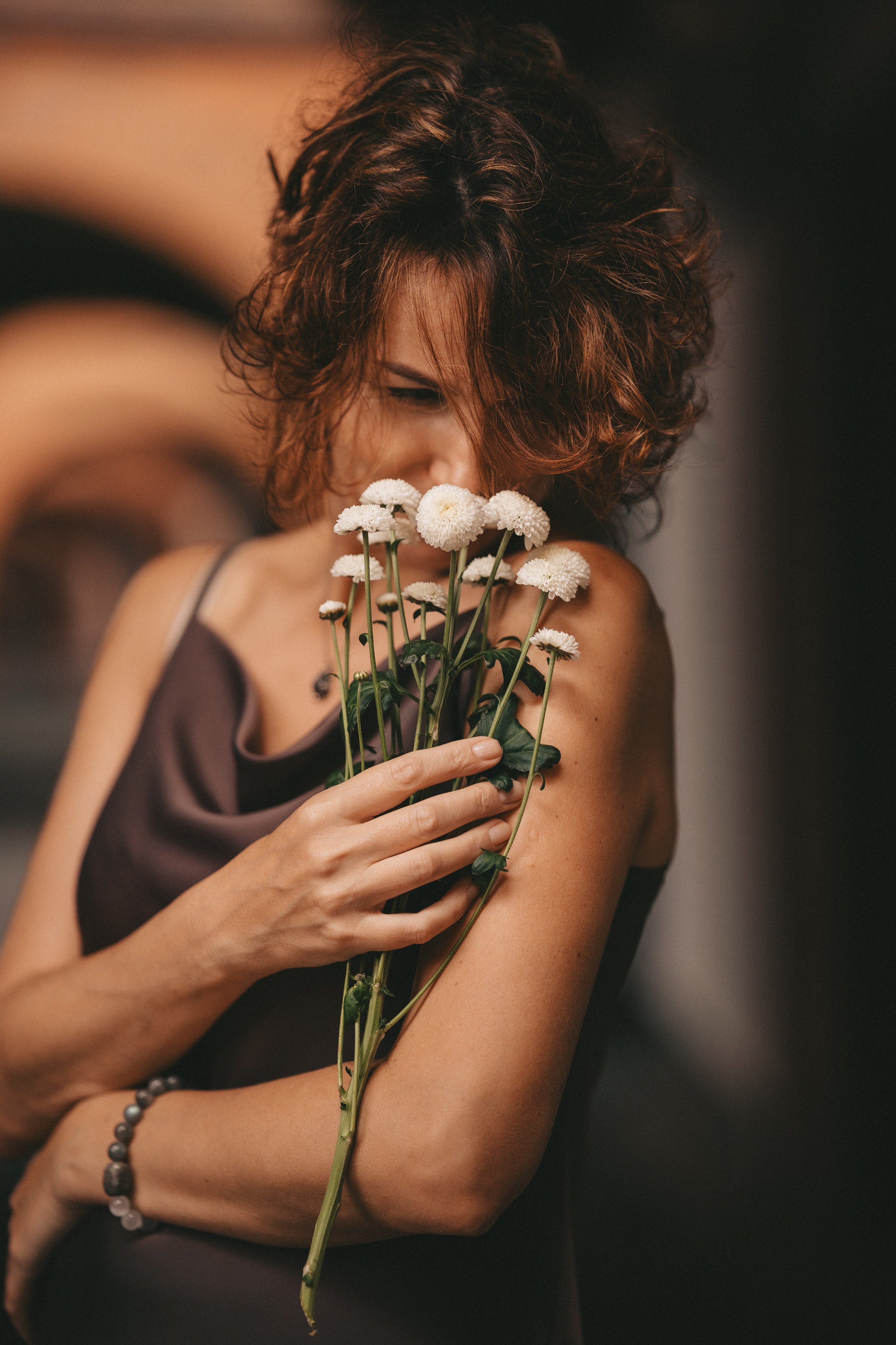 крупный женский портрет с цветами