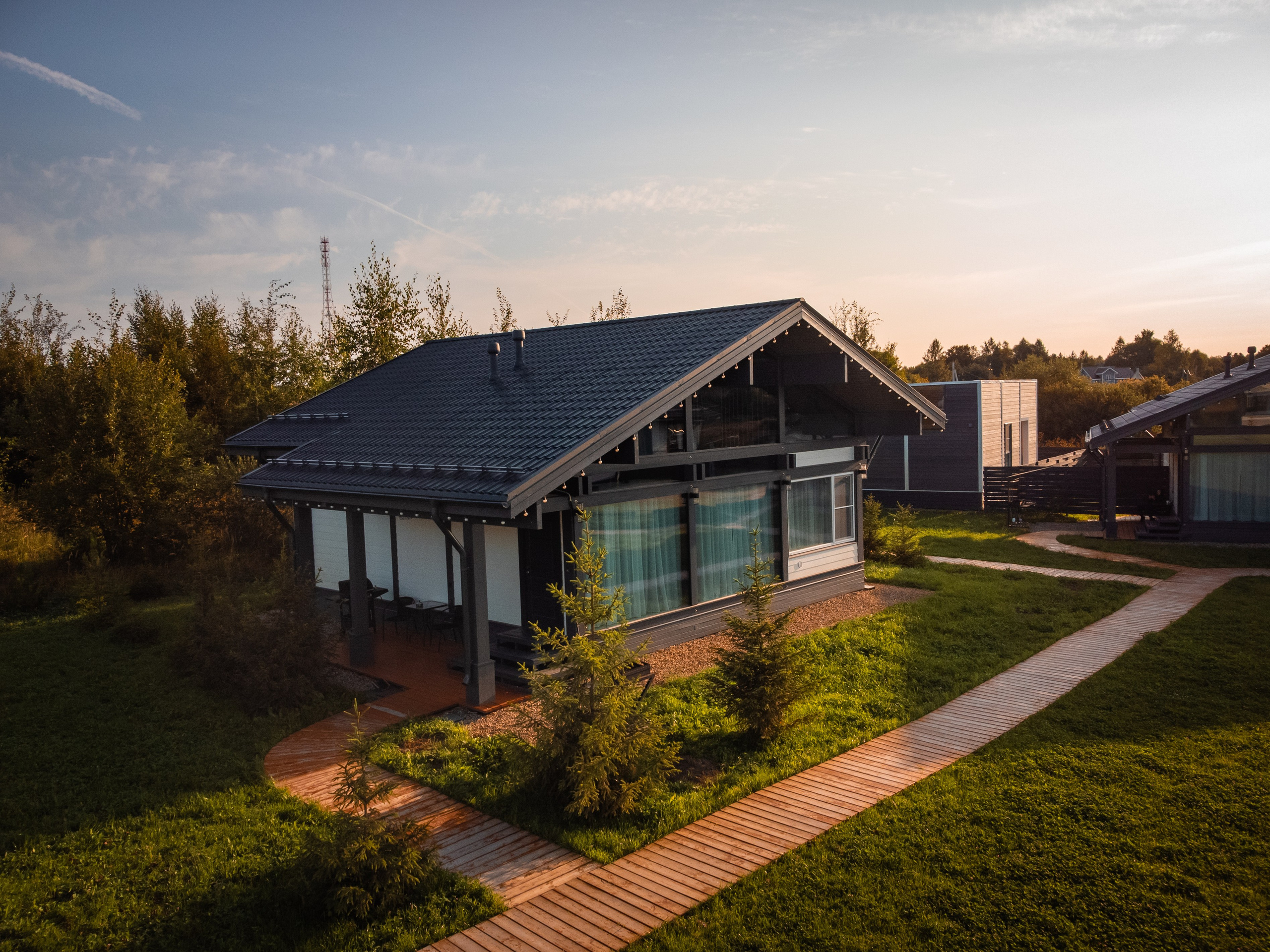 Переславль - Залесский, Загородный клуб "ОЗЕРО", Плещеево озеро, крестова гора, небо, трава, лето, утро, дом