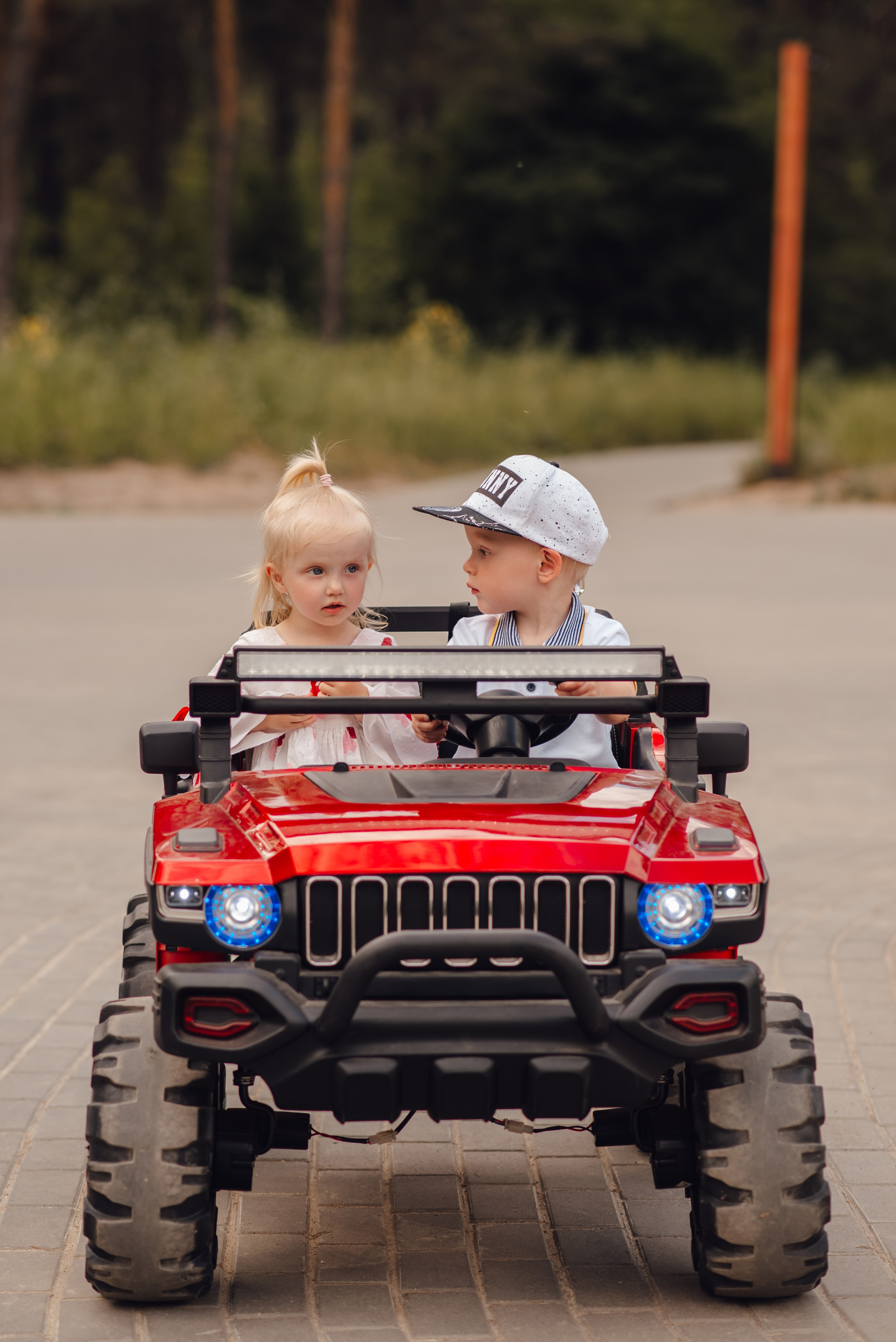 красная машина. подойдет от 1 года до 6 лет. Аренда 1000р