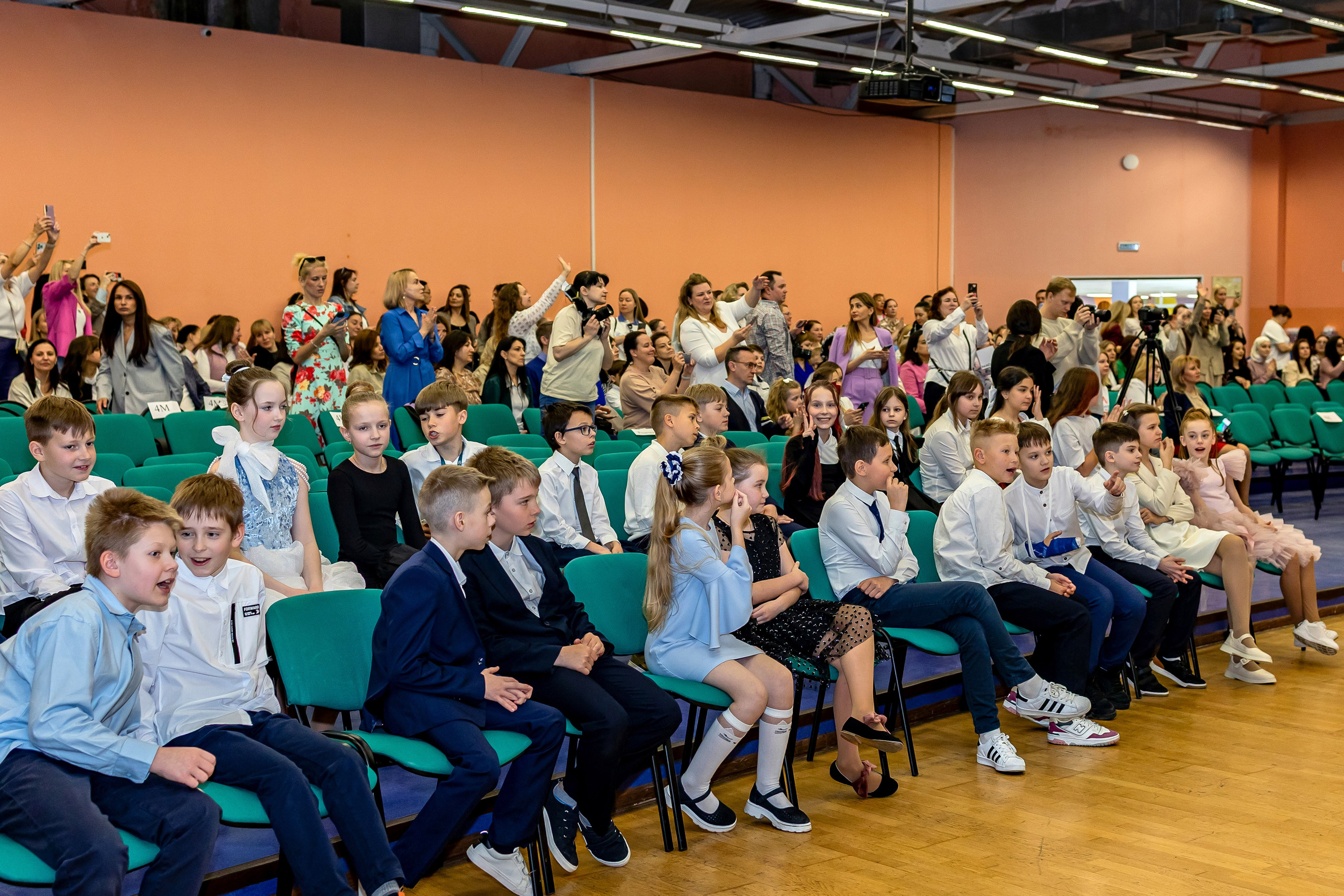 Выпускной праздник в начальной школе. Фотограф и видеограф Москва. Свадебный фотограф, видеограф. Выпускные альбомы. Оживающие альбомы