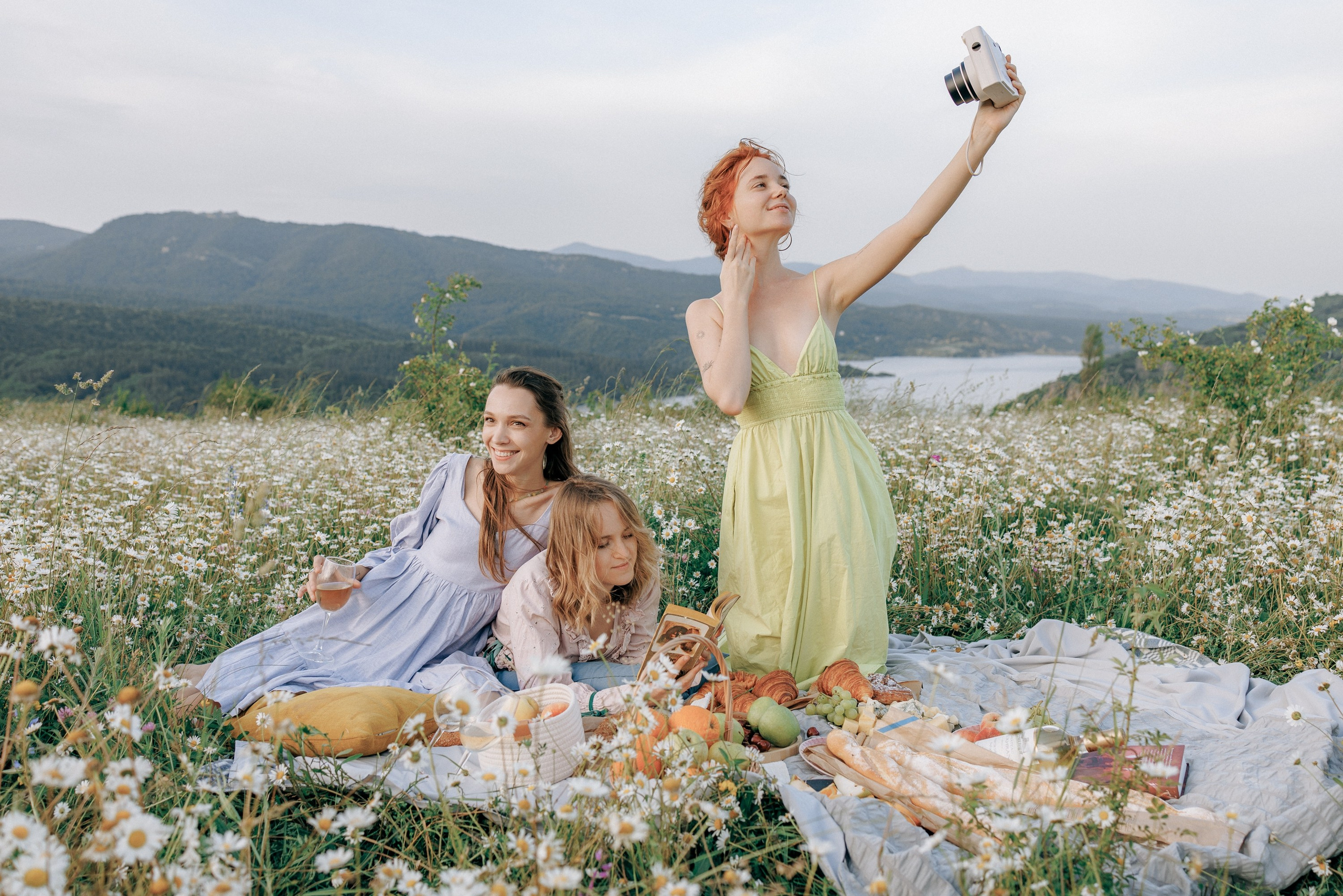 Picnic in the chamomile field in Georgia. Fedor Lemeshko — Destination Wedding and Family Lifestyle photographer