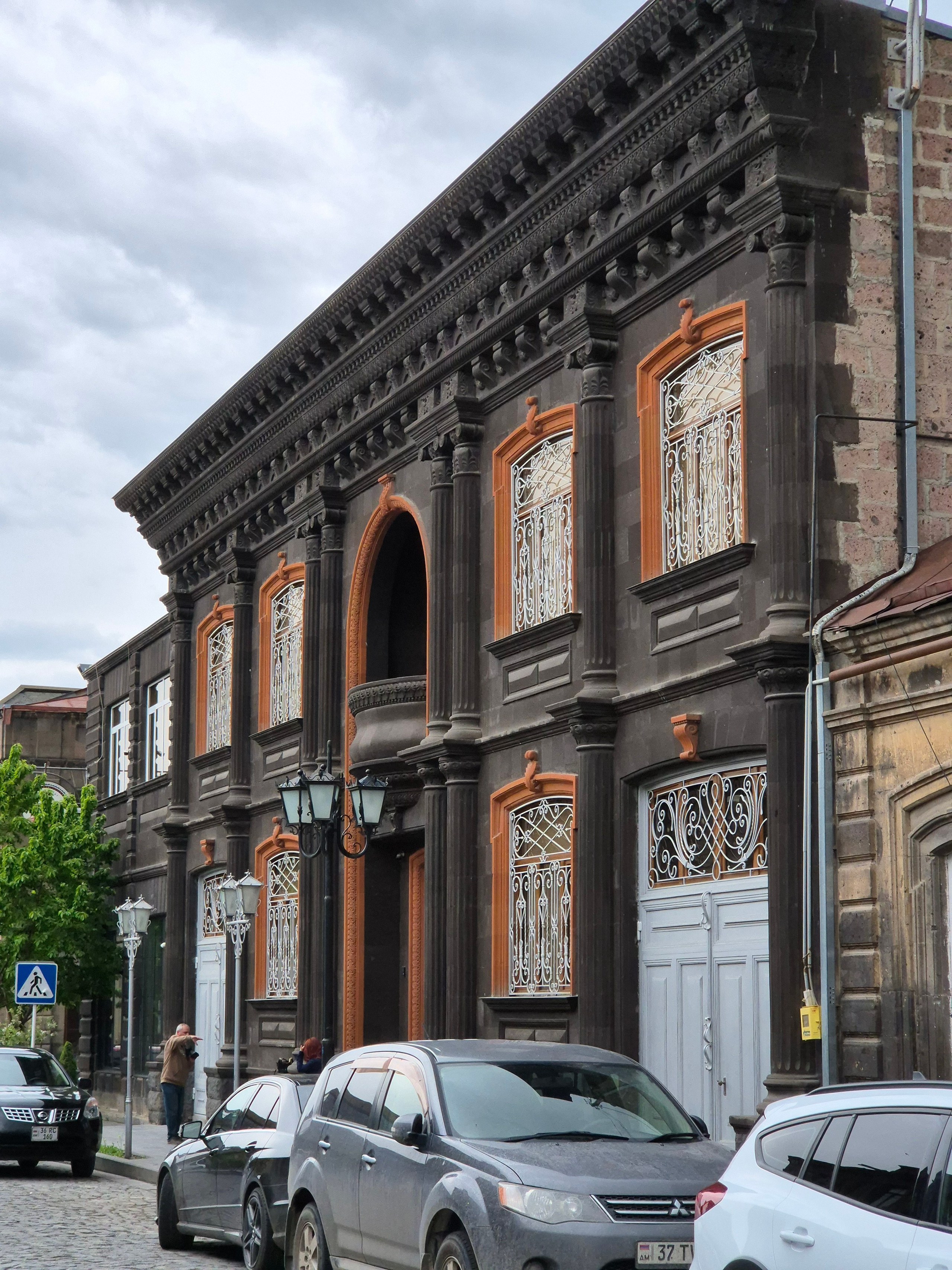 Центральные улочки очень уютные - старинные дома из черного туфа. Пережили землетрясение