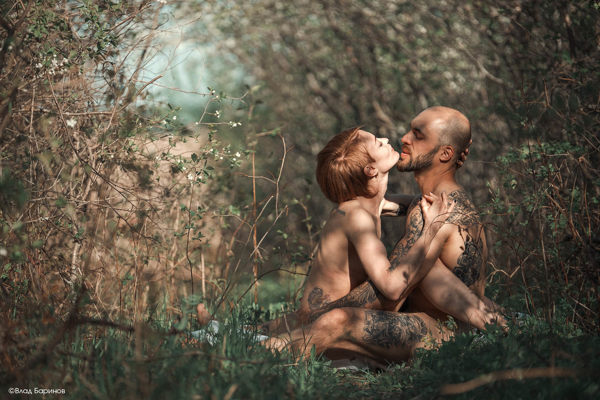 Чувственная фотосессия в вишневом саду