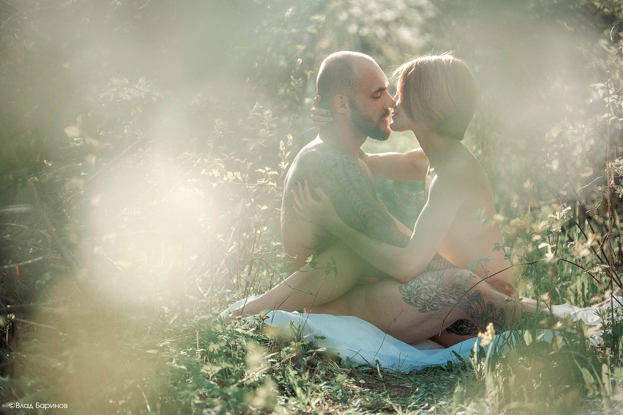Чувственная фотосессия в вишневом саду