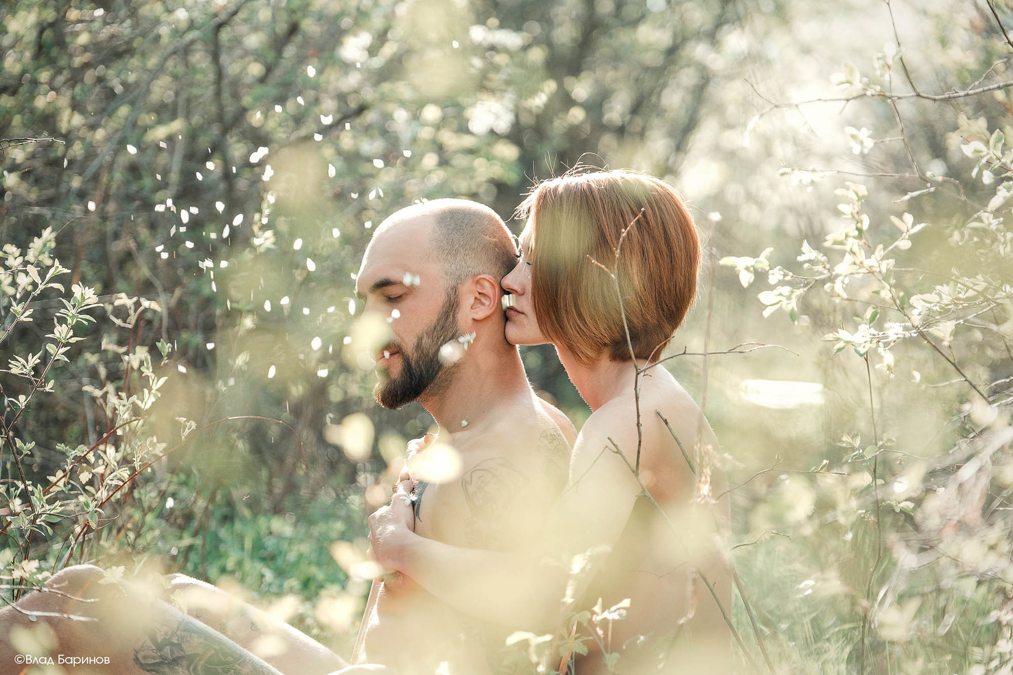 Чувственная фотосессия в вишневом саду