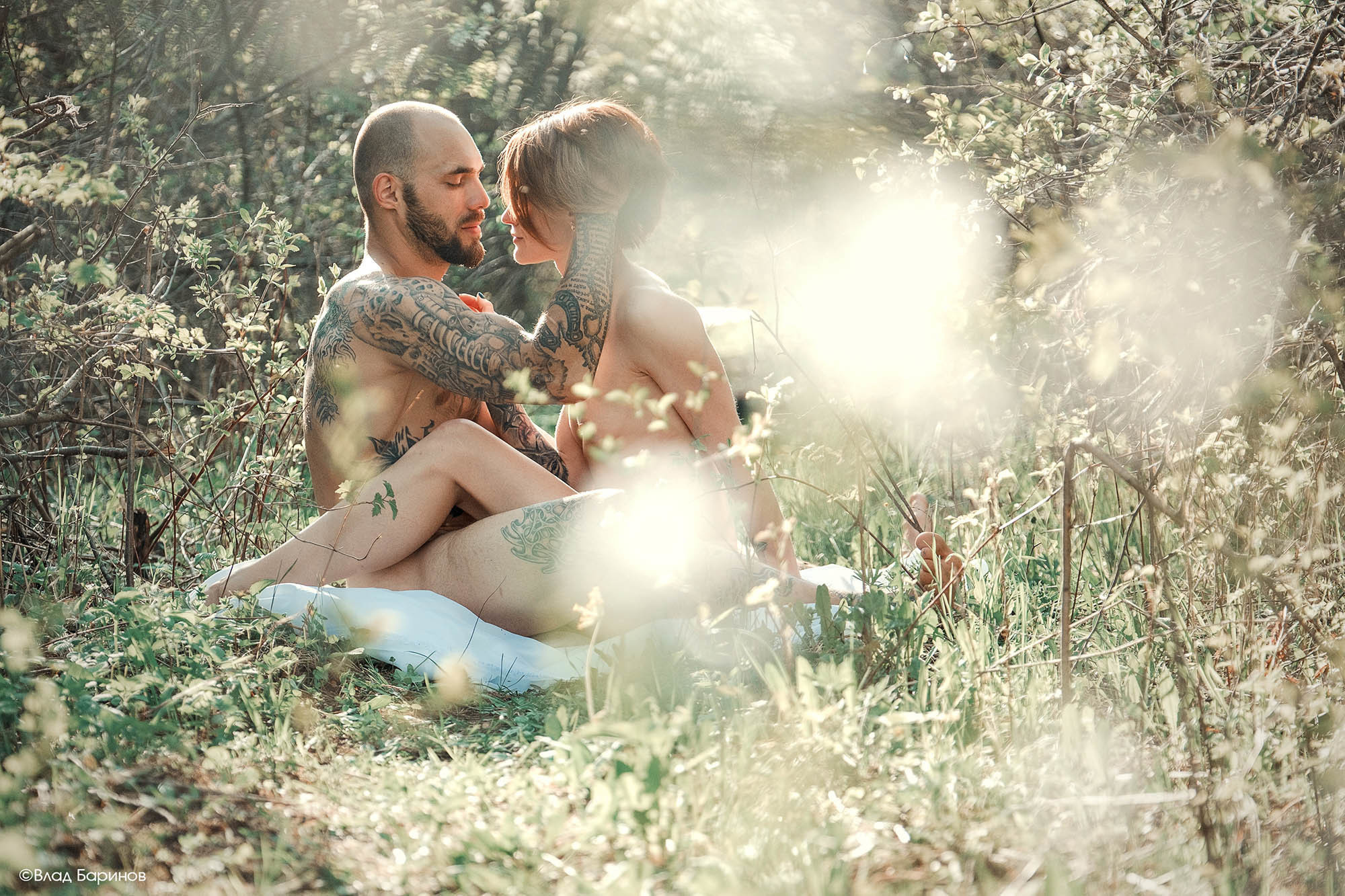 Чувственная фотосессия в вишневом саду