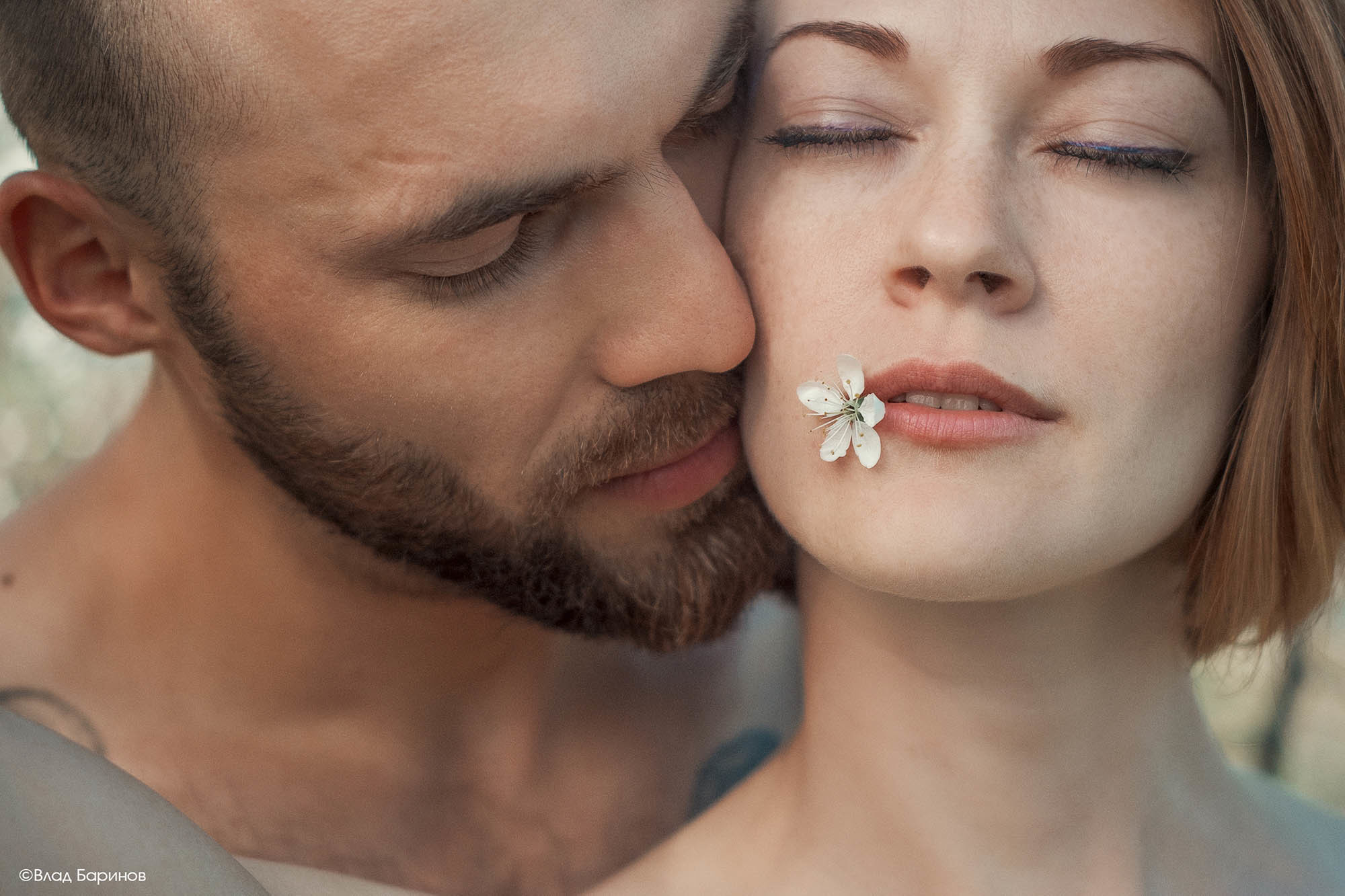 Чувственная фотосессия в вишневом саду