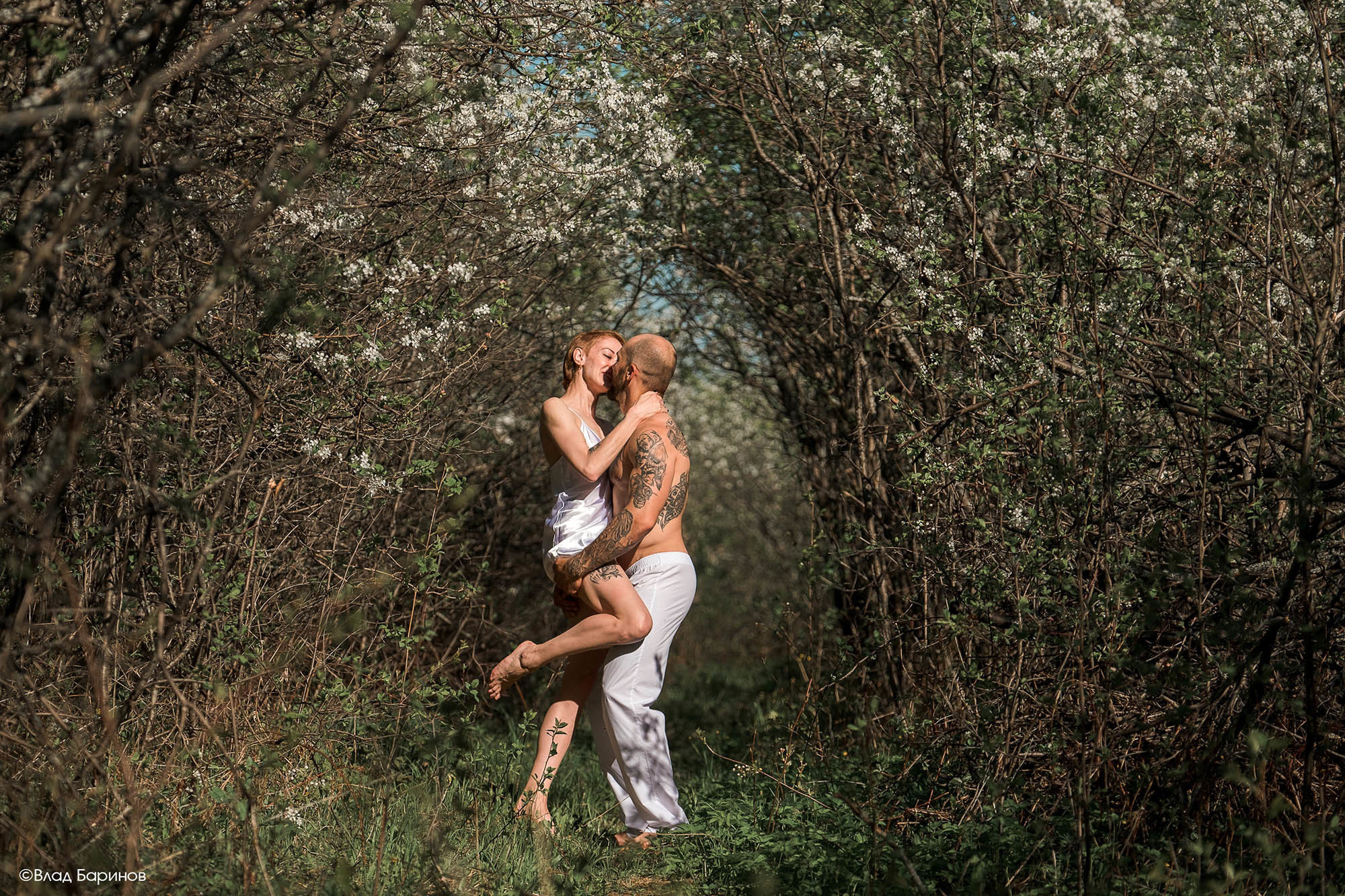 Чувственная фотосессия в вишневом саду