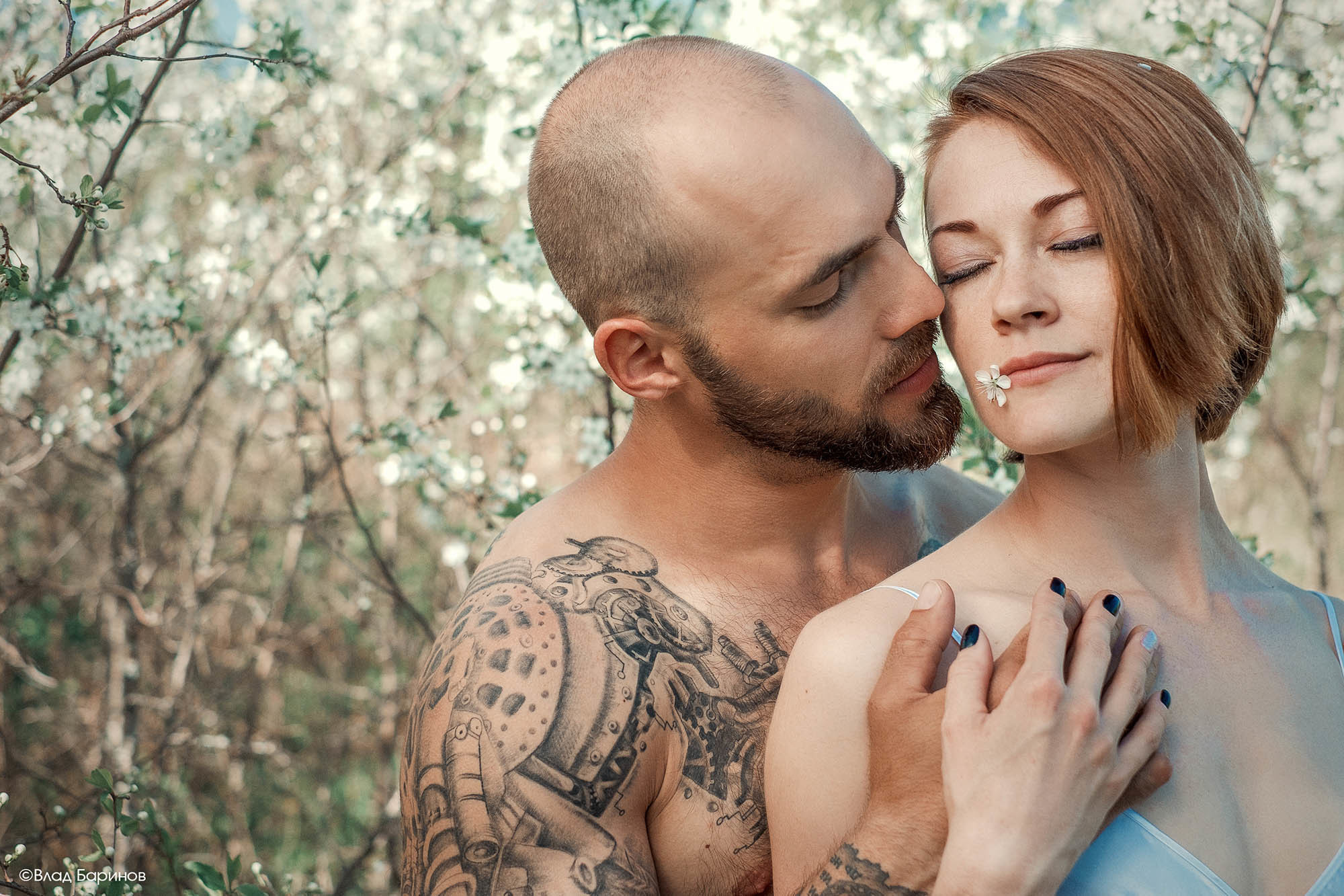 Чувственная фотосессия в вишневом саду