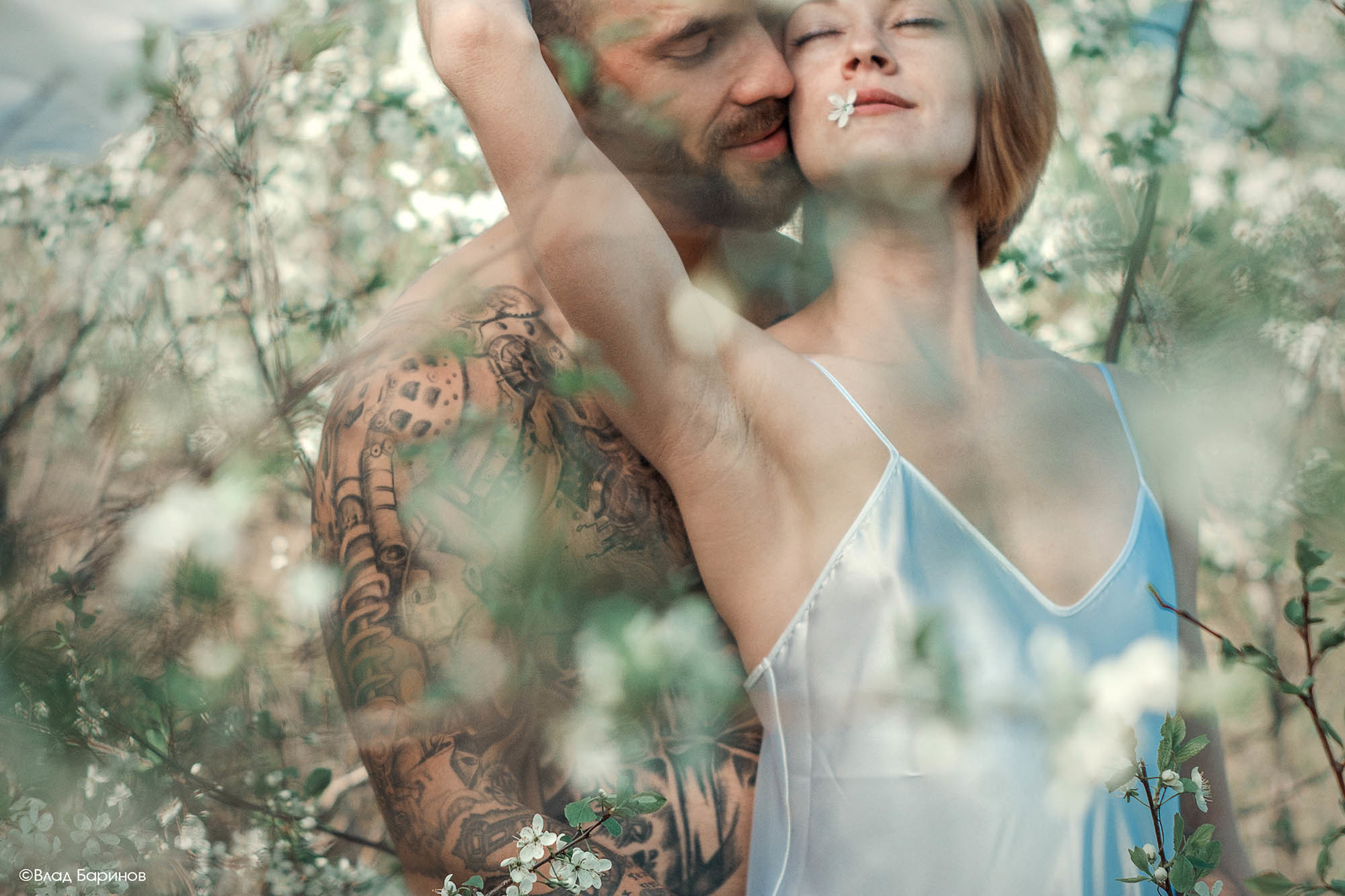 Чувственная фотосессия в вишневом саду