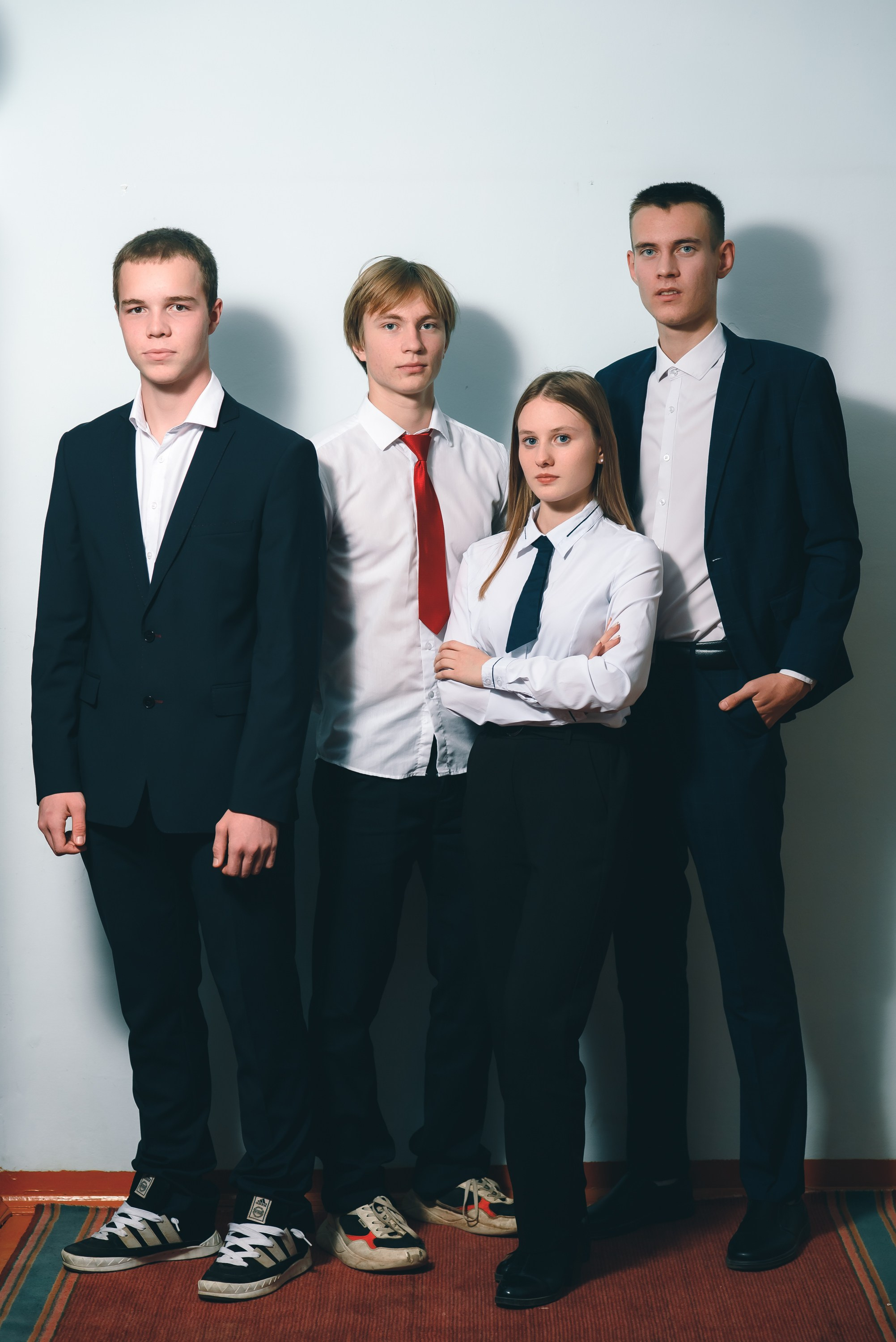 Групповая фотография класса на фоне стены