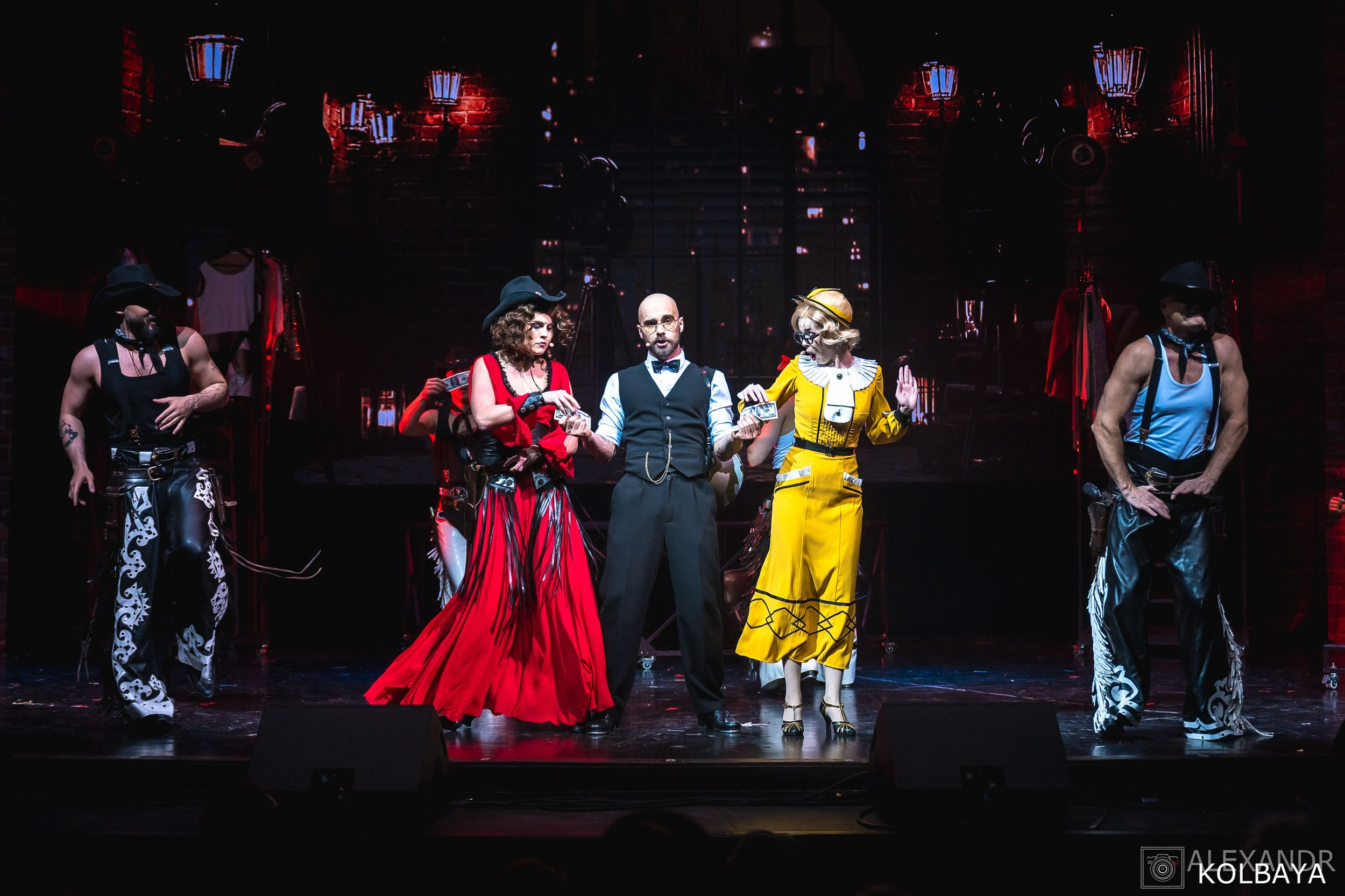 Фотографии со спектакля «Привет, я тетя Чарли». Концертный и театральный репортажный фотограф в Москве Александр Колбая