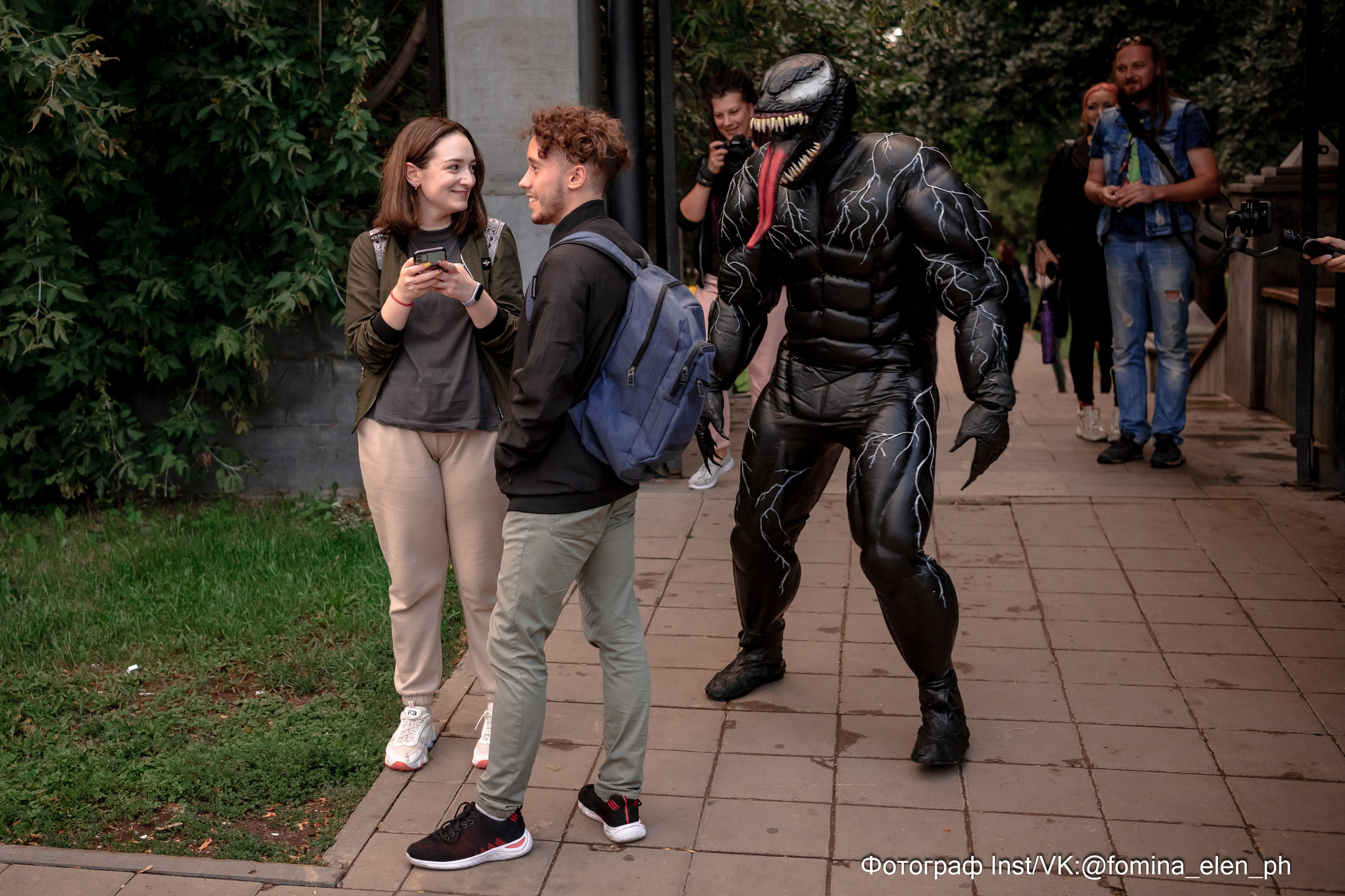Человек паук и Веном в метро ЕКБ. Фомина Елена Свадебный и семейный фотограф