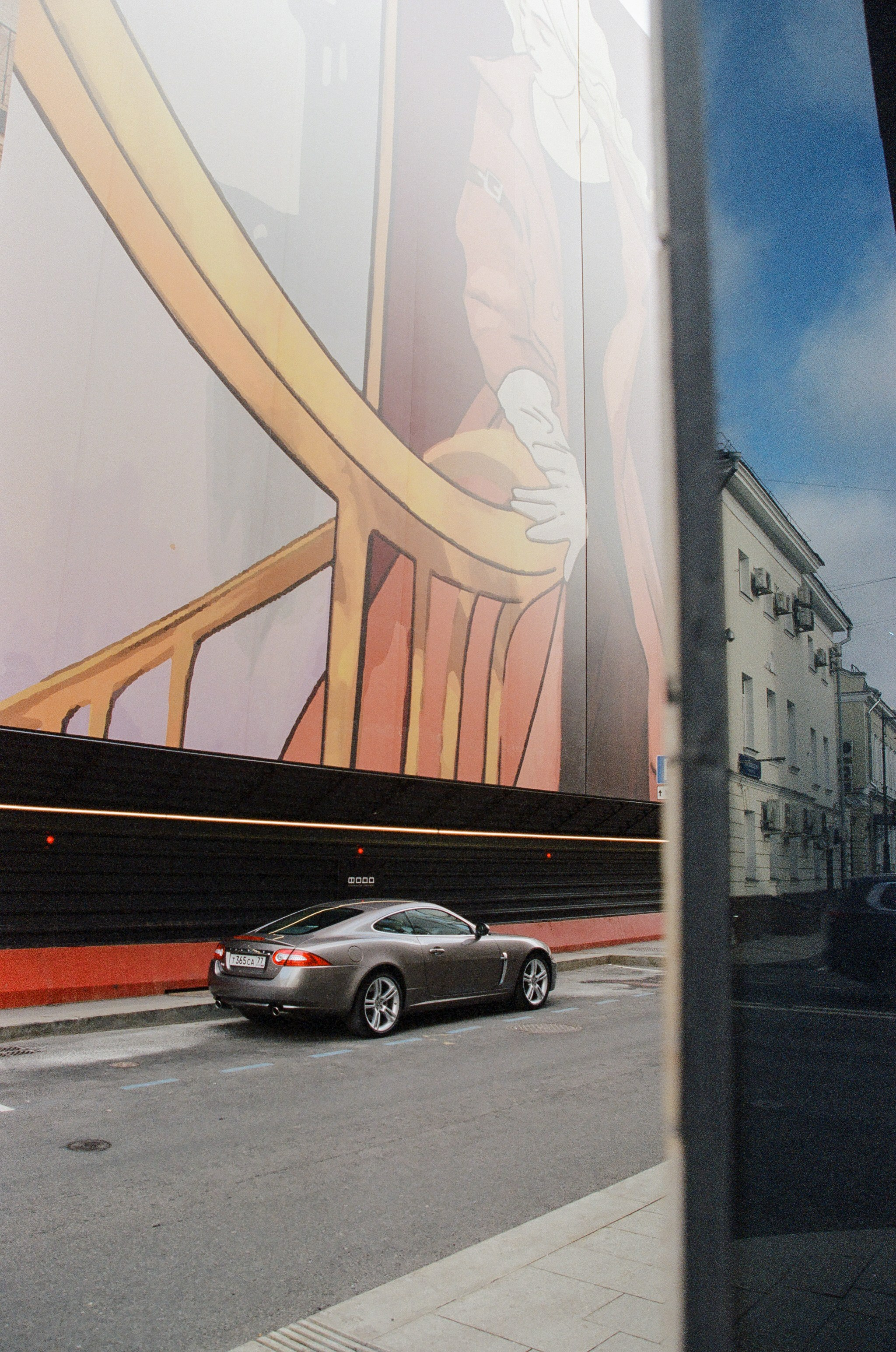 Парень с девушкой фотографируются в центре Москвы. Жуков Илья  свадебный фотограф в Москве
