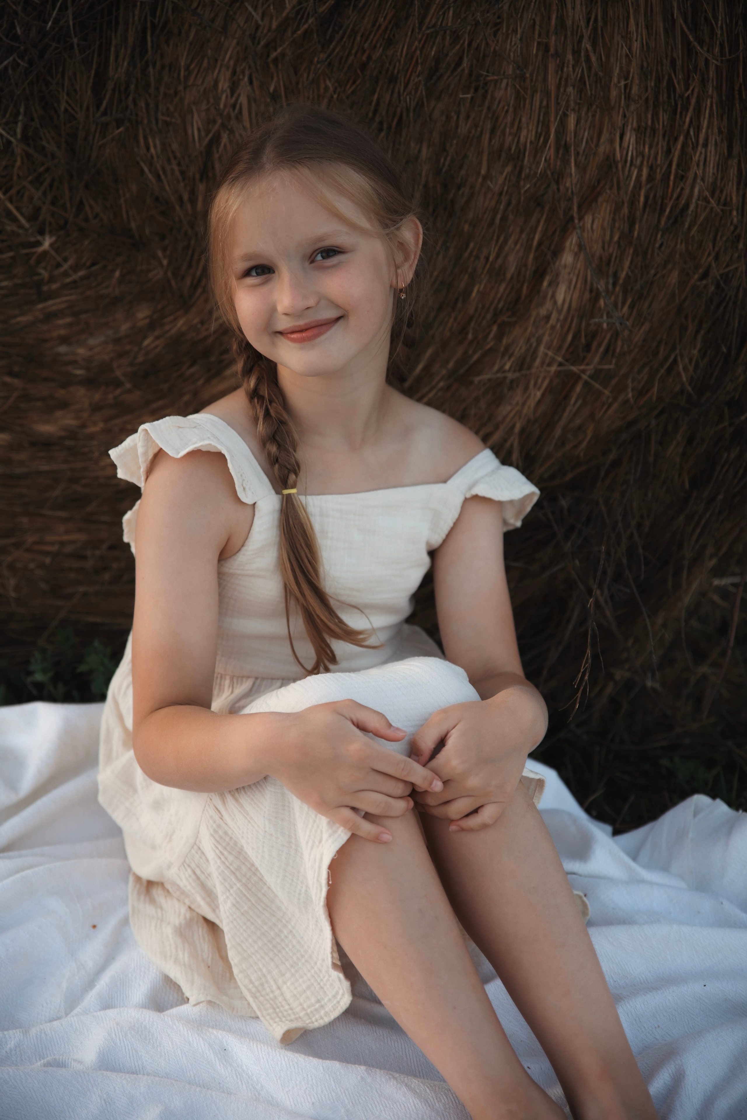 Фотосессия в поле летняя фотосессия в стогах. Фотограф Владимир Москва