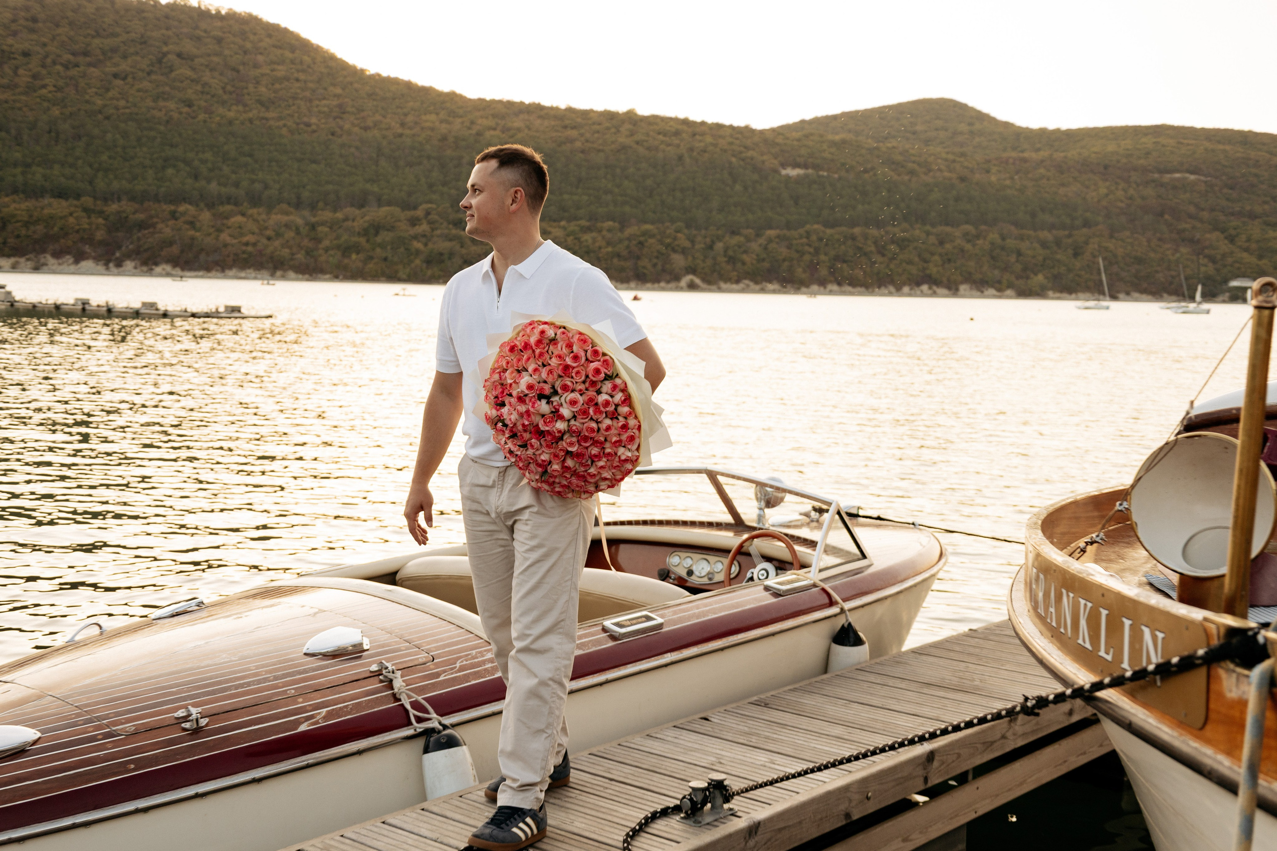 Романтическое путешествие на лодке среди живописных пейзажей