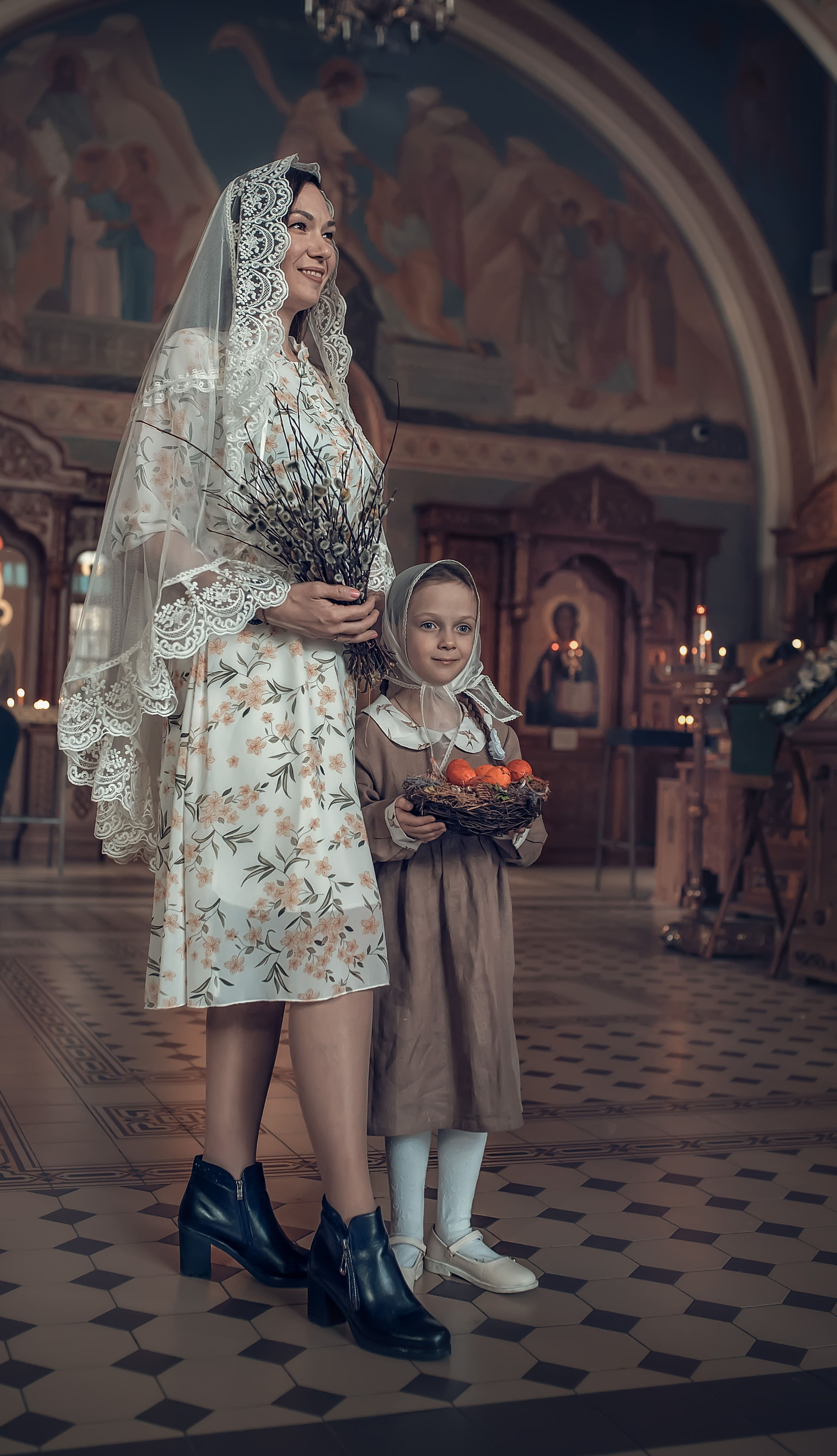 Ниночка с мамой Еленой в вербное воскресенье. Фотографы крещения/венчания  Красноярск Татьяна и Вячеслав Переваловы