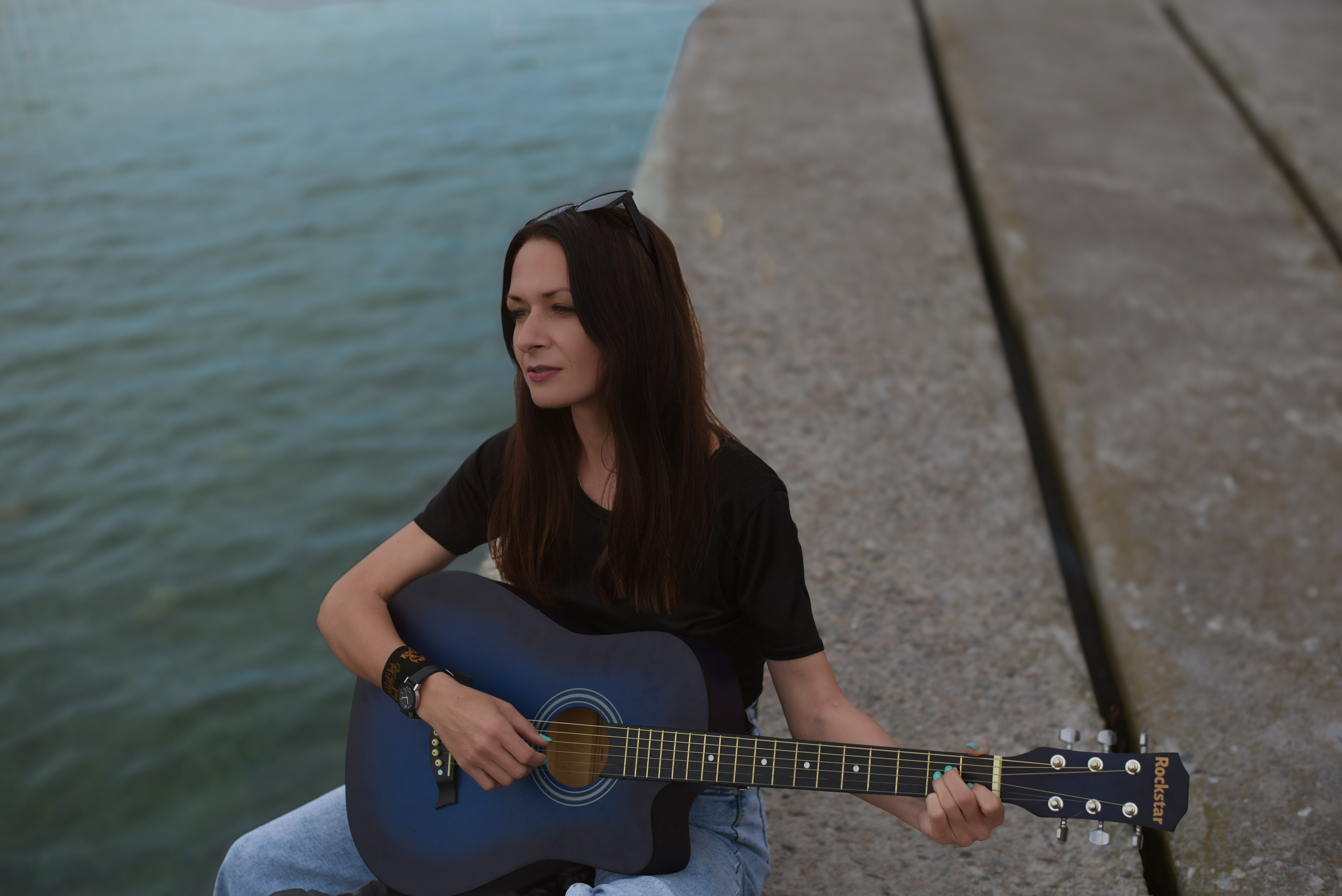 Девушка с гитарой. Главная