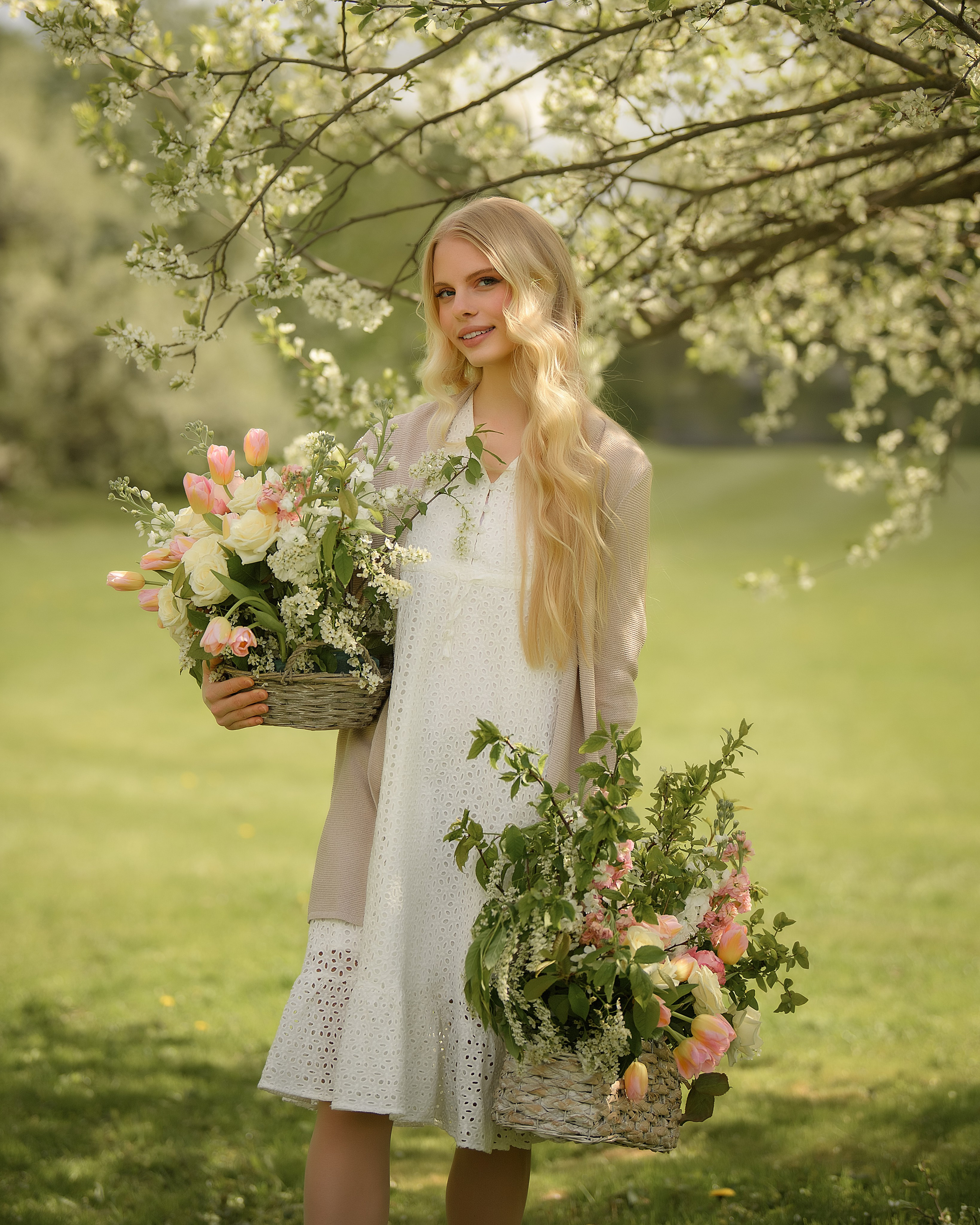 Фотосессия девушки в цветении в музее-заповеднике Коломенское. Женский фотограф в Москве Богдашкина Динара