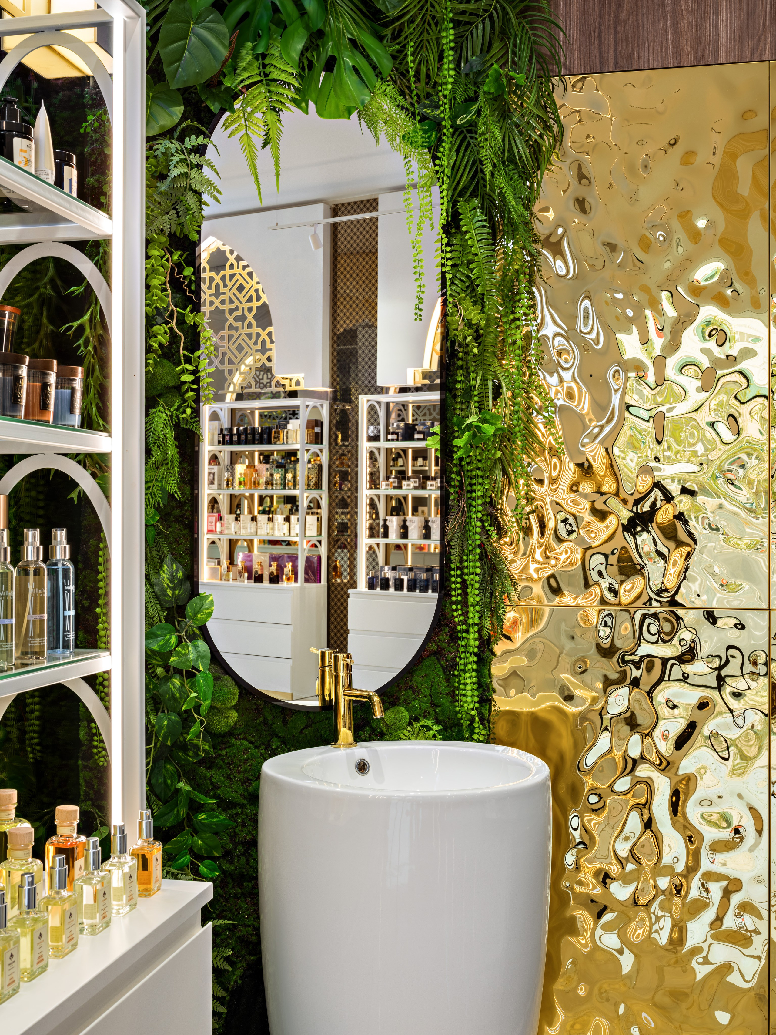 Умывальная зона бутика с круглым зеркалом, золотой фактурной стеной и зелёной вертикальной композицией из живых растений. Эко-декор в сочетании с роскошью, дизайнер Мария Никишина, фотограф Сергей Денисенко.