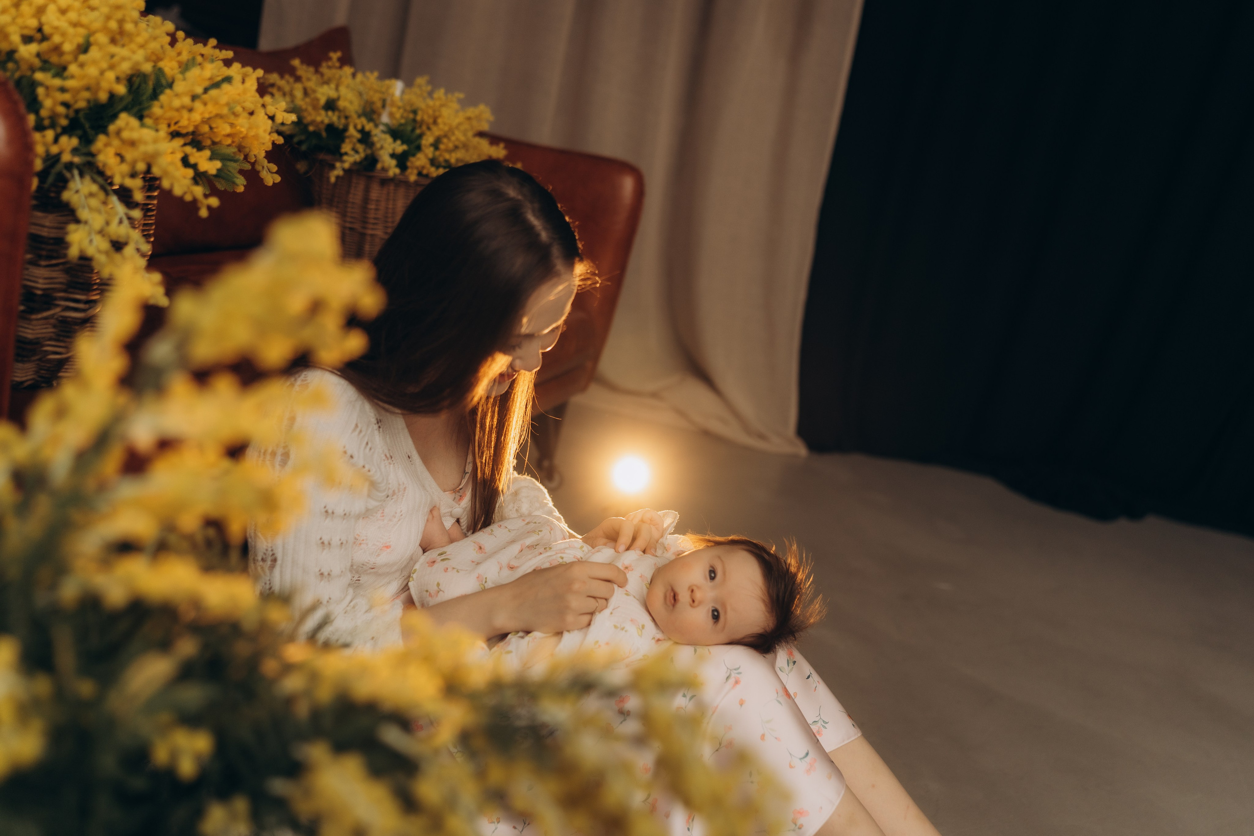 Мама с дочкой и мимозы. Семейный фотограф в Казани