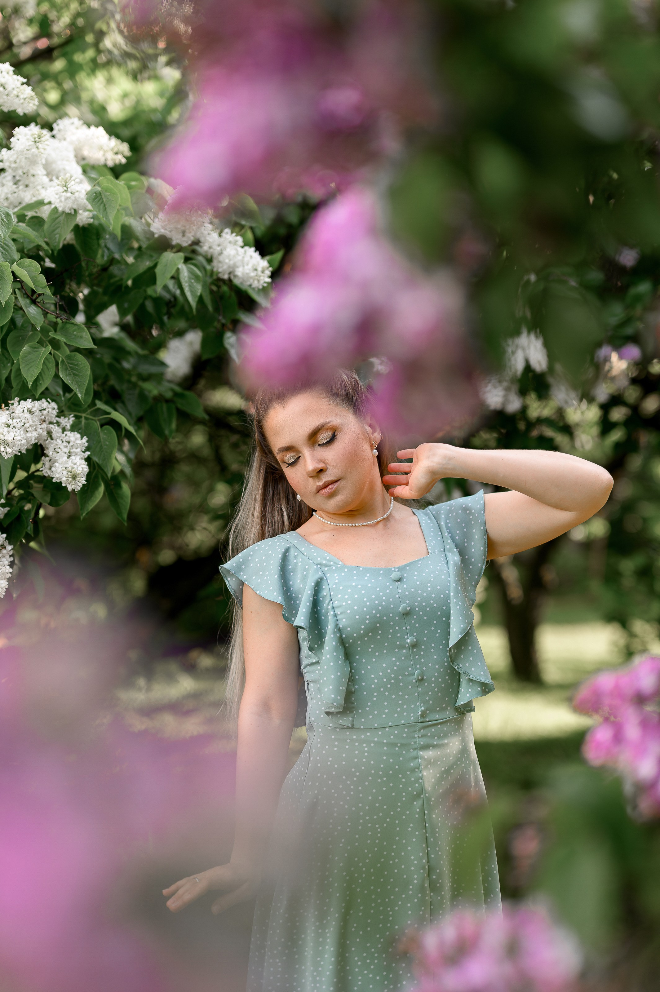 Анастасия. Фотосессия в цветении в Сиреневом саду в Москве. Semerlina.ru