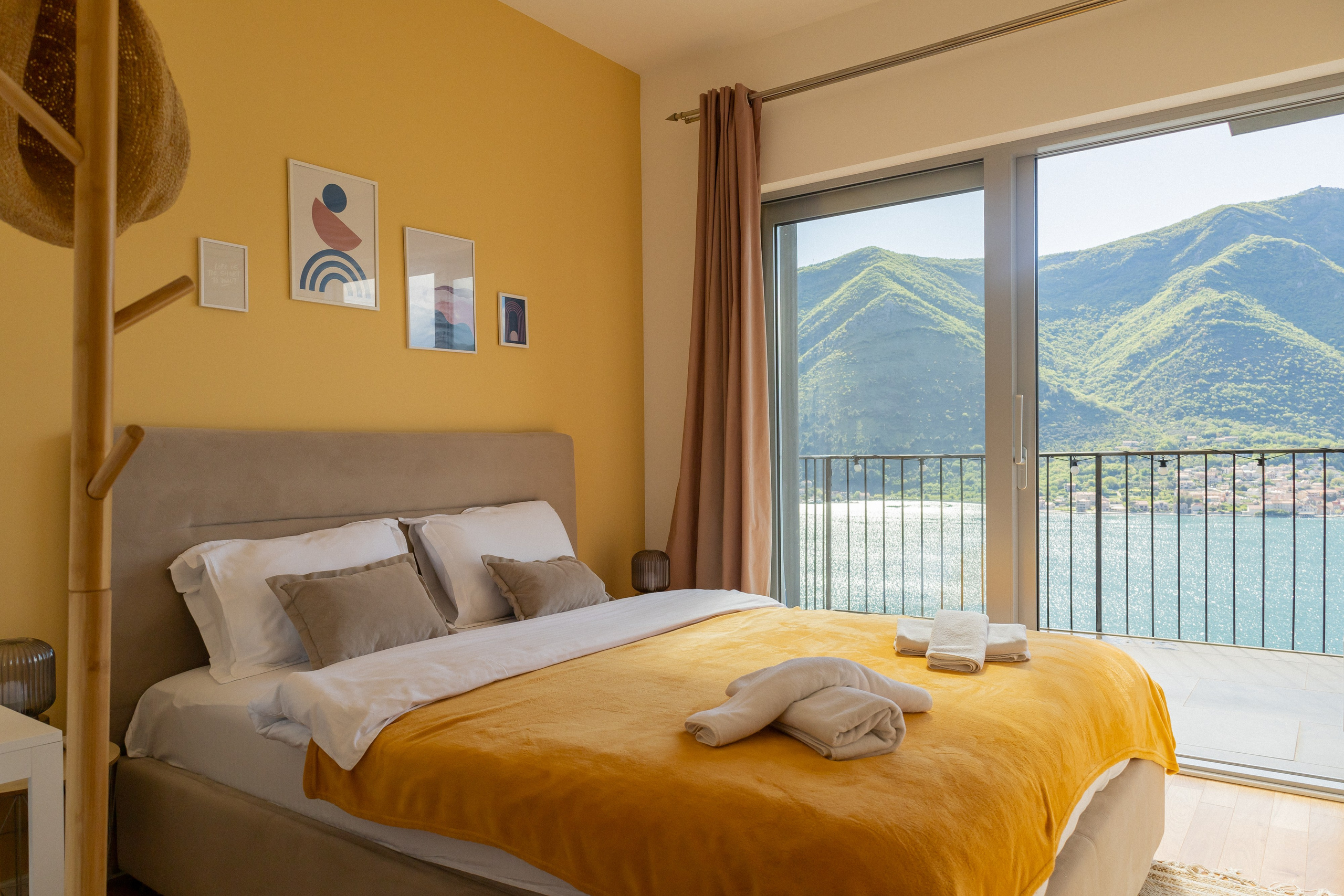 Private apartment for airbnb rent. Fotograf u Crnoj Gori-porodično fotografisanje sa djecom, lovestory, nekretnine