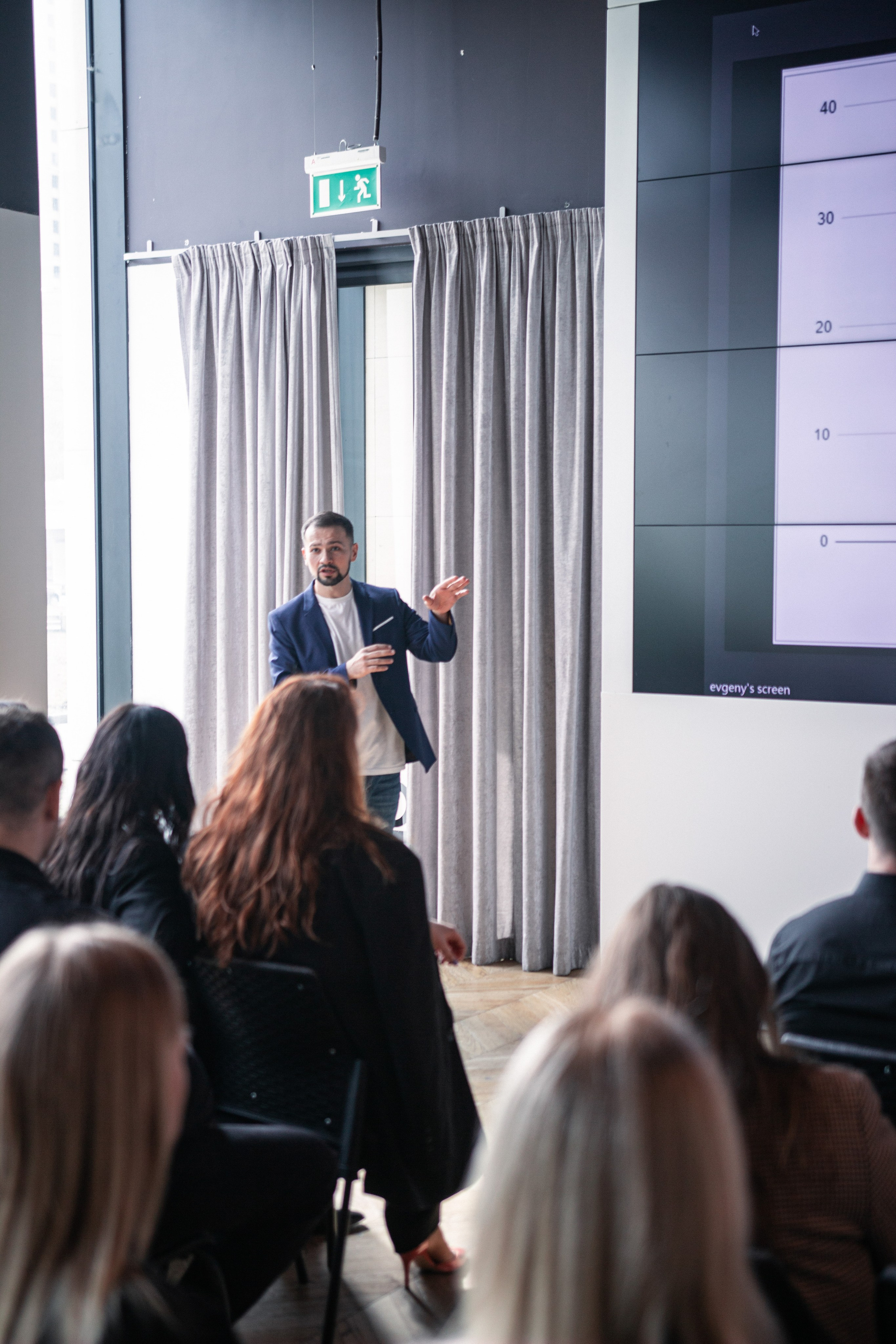 Планерка компании недвижимости. Фотограф Москва — личные фотосессии, лавстори в студии