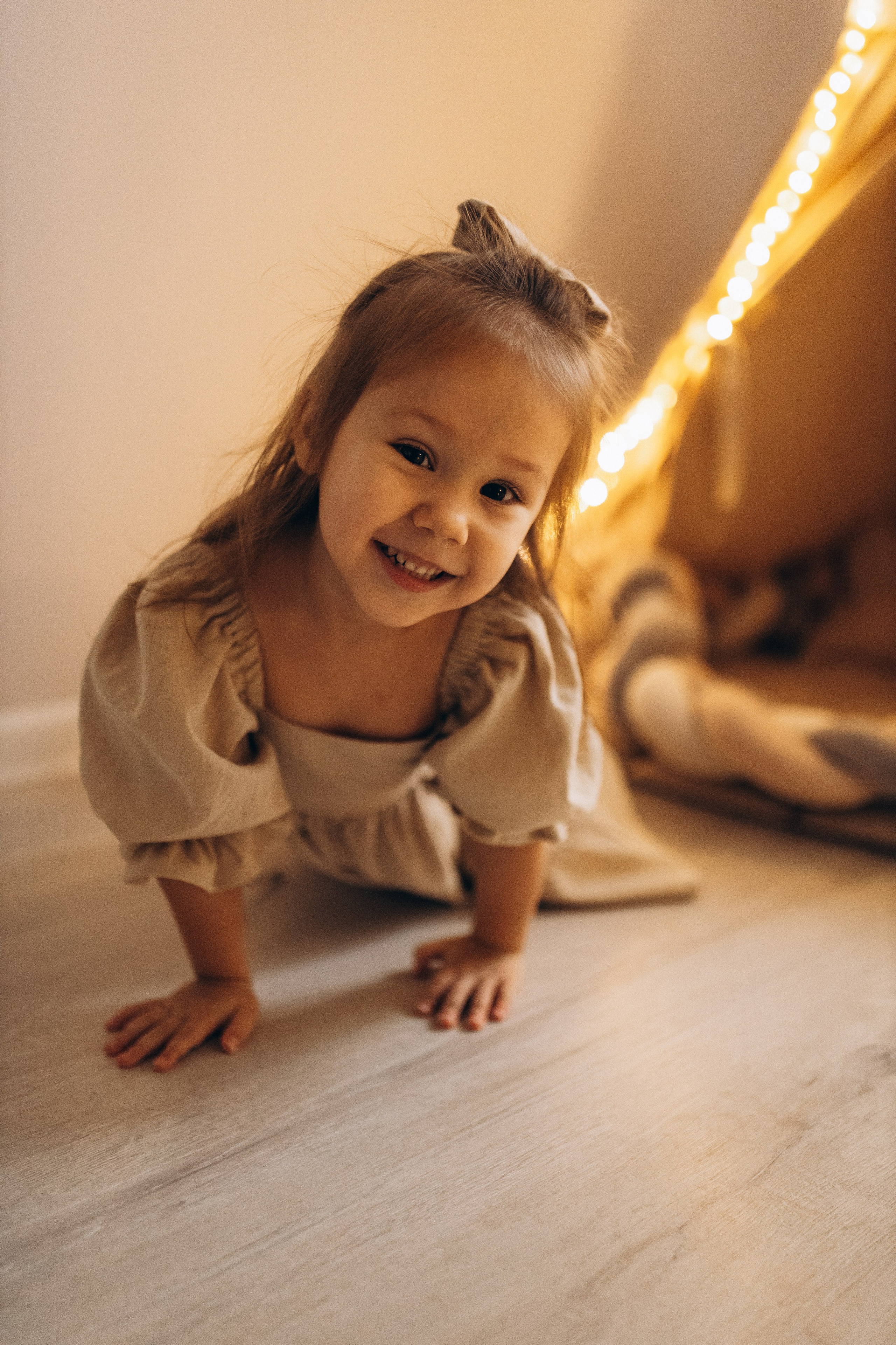 девочка и гирлянда домашняя фотосессия Самара