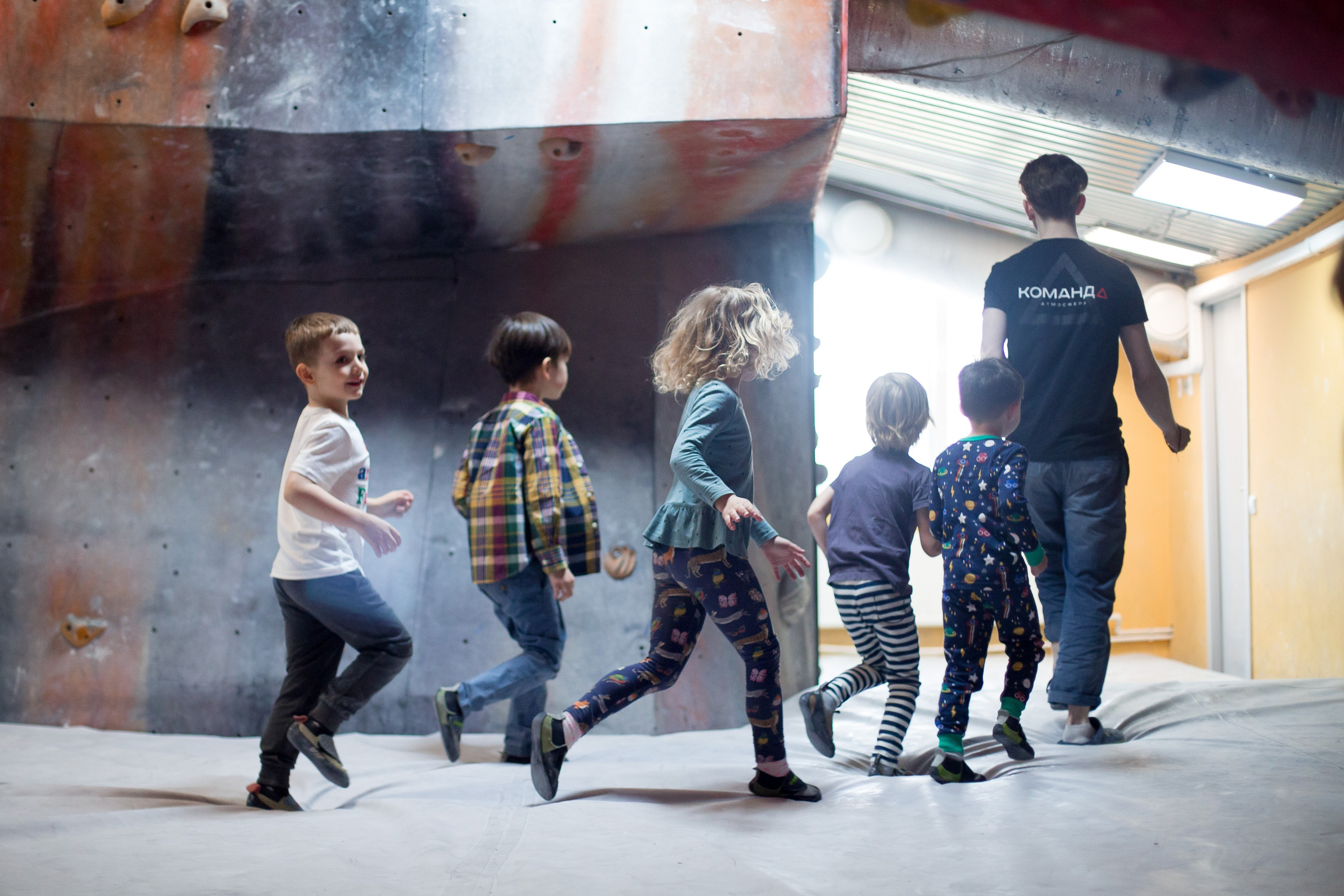 Фотосъемка детского Дня рождения на скалодроме. Репортажный фотограф Борис Геер