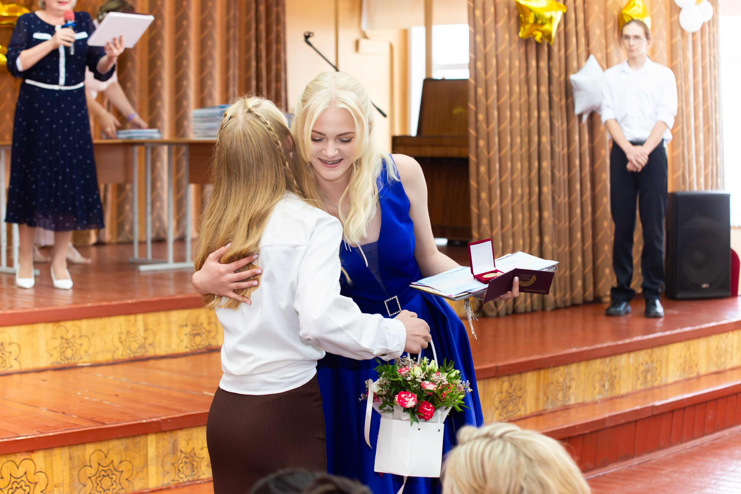 ВРУЧЕНИЕ ДИПЛОМОВ 2025 9 ШКОЛА Г.МЦЕНСК. Профессиональный фотограф в Мценске и Орловской области