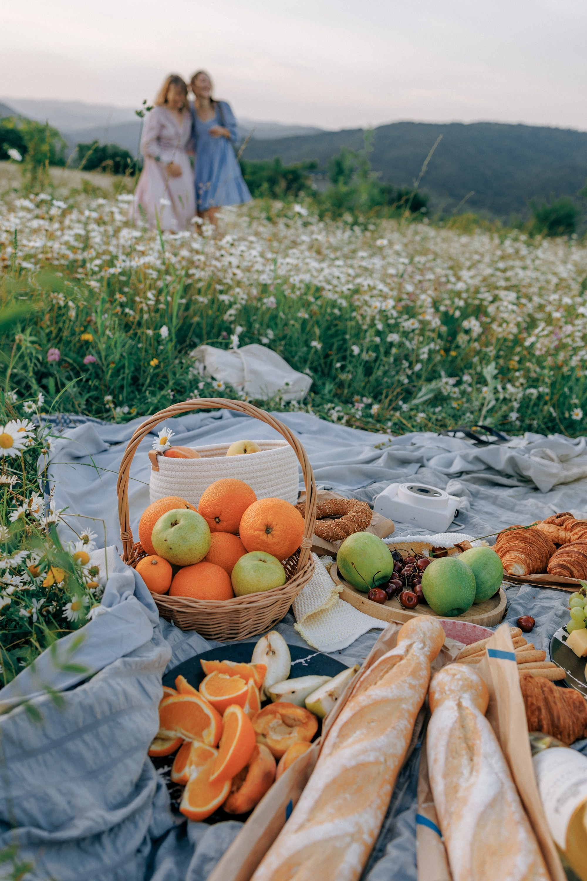 Picnic in the chamomile field in Georgia. Fedor Lemeshko — Destination Wedding and Family Lifestyle photographer