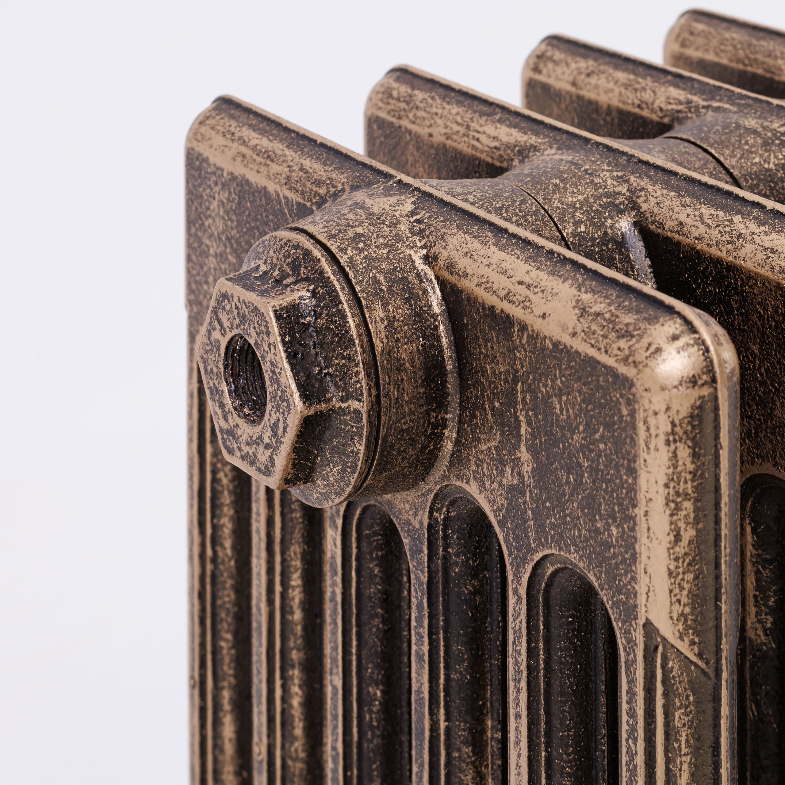 Предметные фотографии дизайнерских радиаторов отопления в стиле ретро