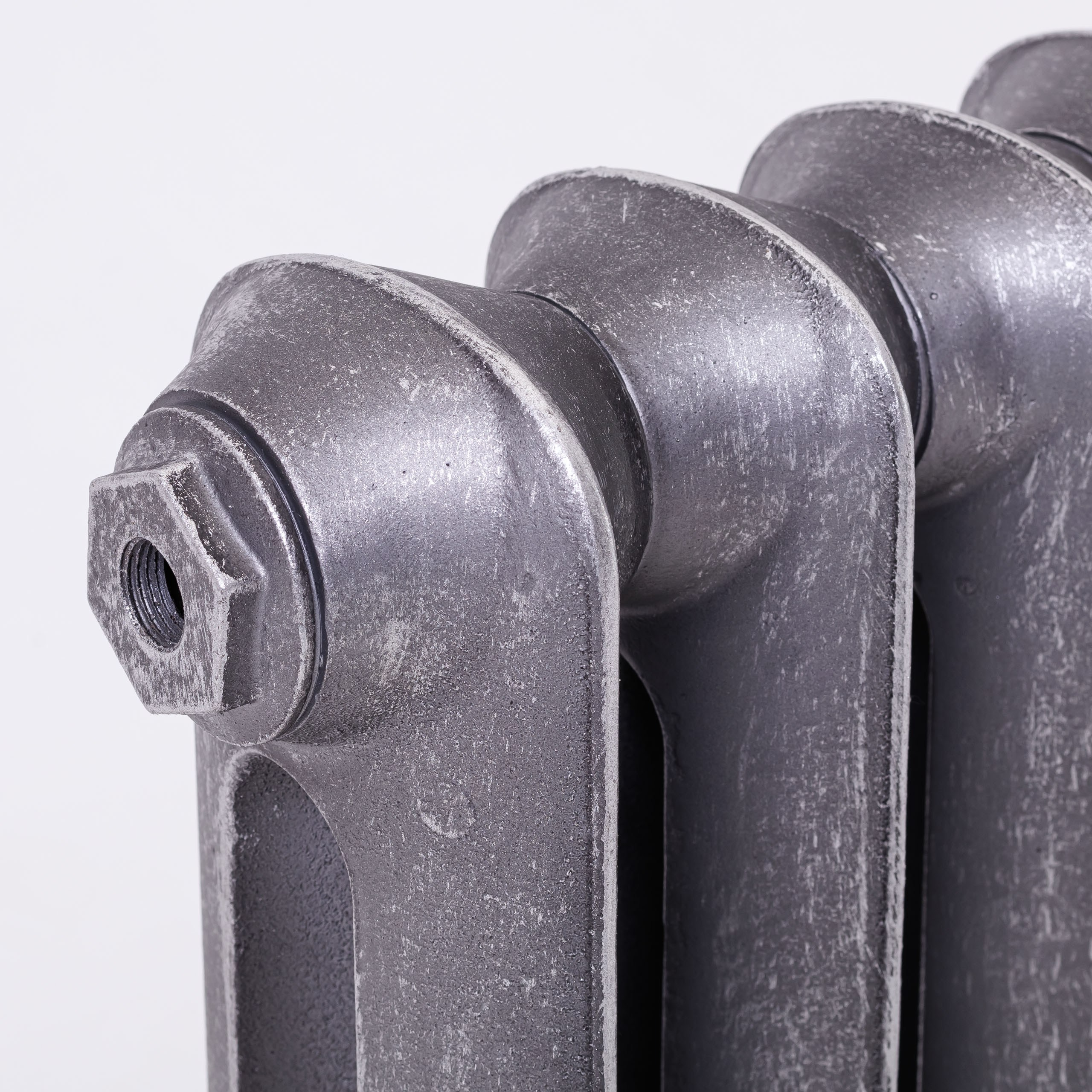 Предметные фотографии дизайнерских радиаторов отопления в стиле ретро