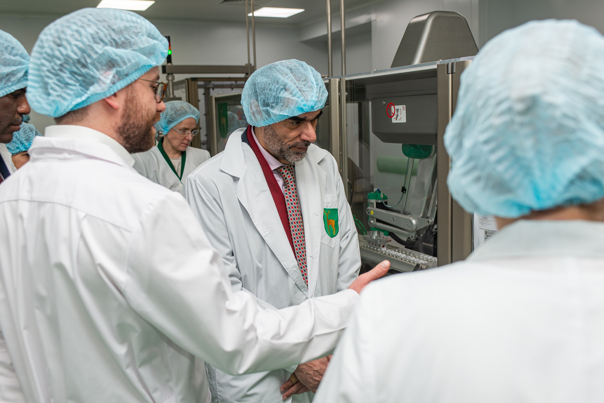 Репортажная съёмка делегации из Катара на производстве Эндофарм. Репортажный и персональный фотограф в Москве