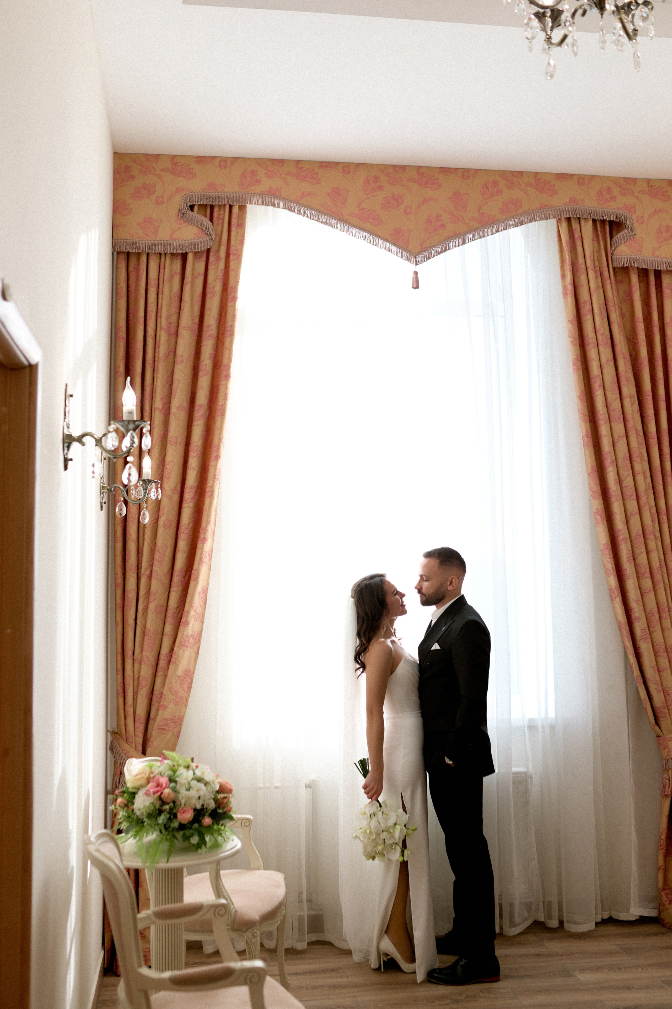 Свадебная фотосессия в отеле с видом на Исаакиевский собор. Сестры Карабаза. Фотографы и ретушеры в Москве и Санкт-Петербурге