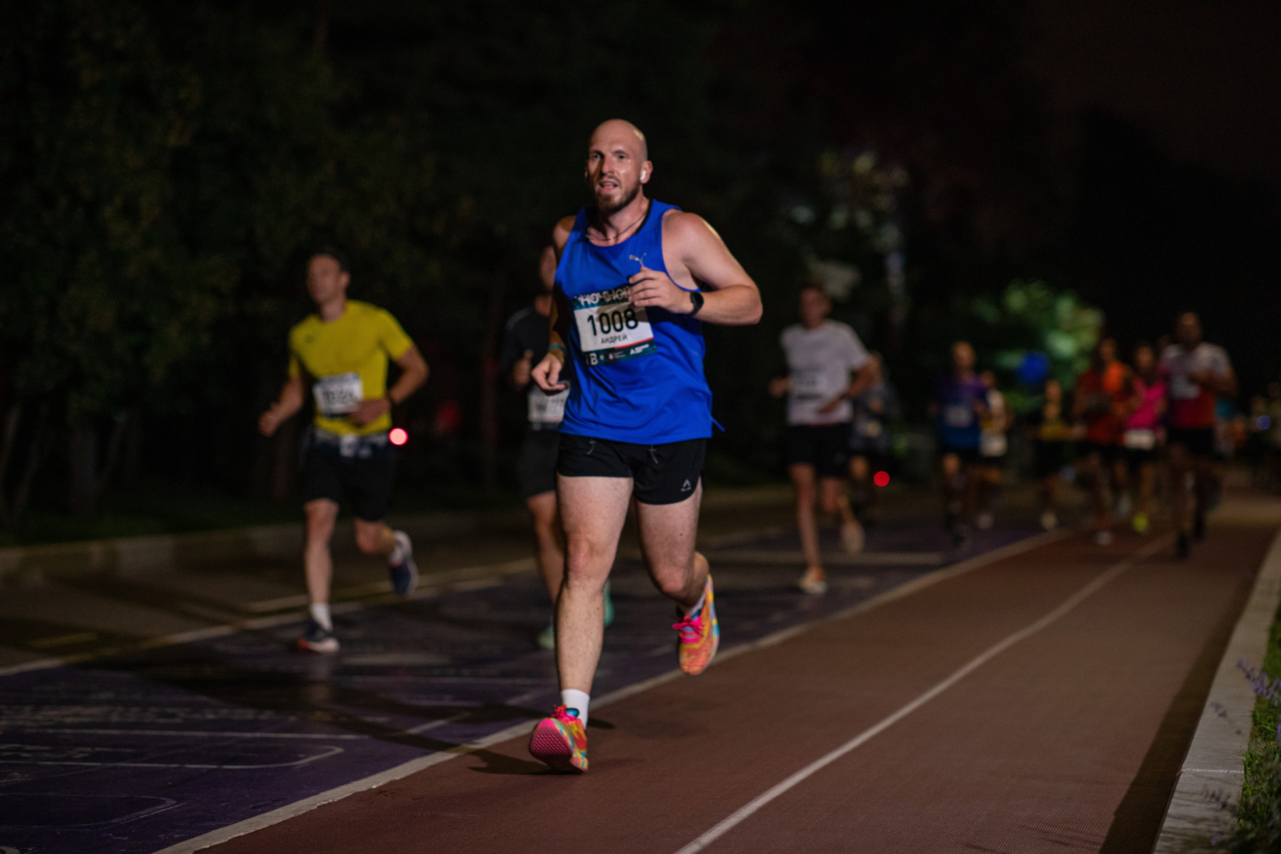 Ночной забег в ленте фотографий бегунов 03.08.24. Фотограф Сергей Ловкий