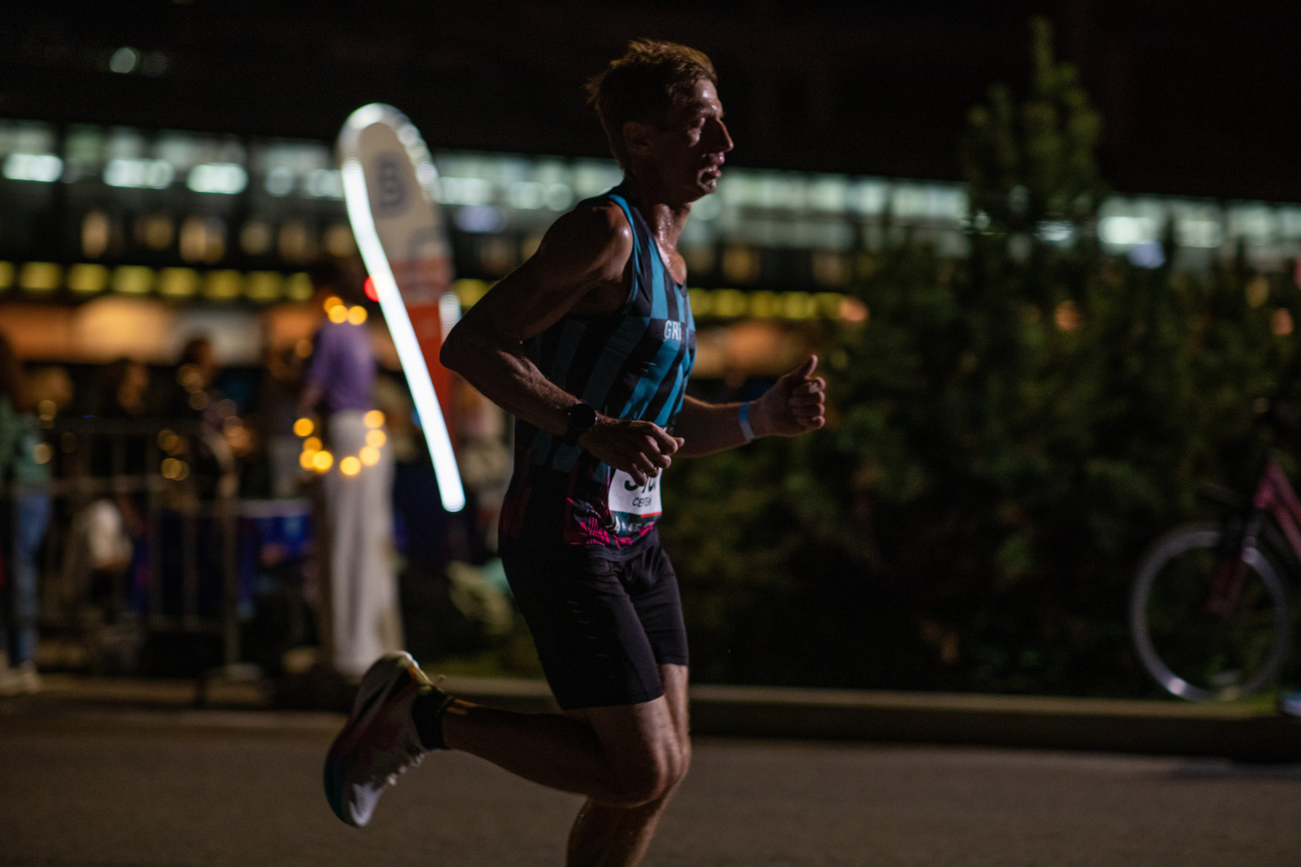 Ночной забег в ленте фотографий бегунов 03.08.24. Фотограф Сергей Ловкий