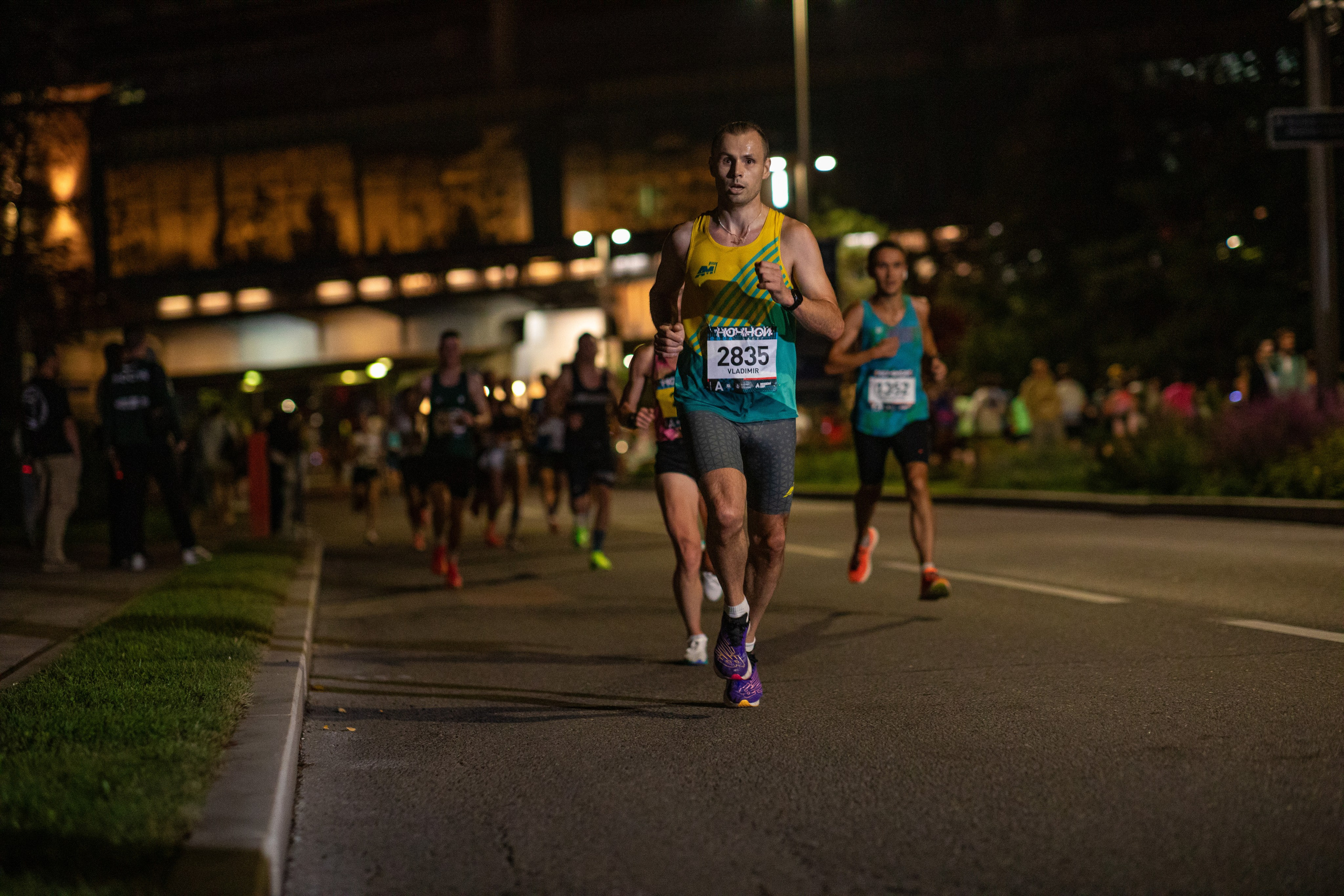 Ночной забег в ленте фотографий бегунов 03.08.24. Фотограф Сергей Ловкий