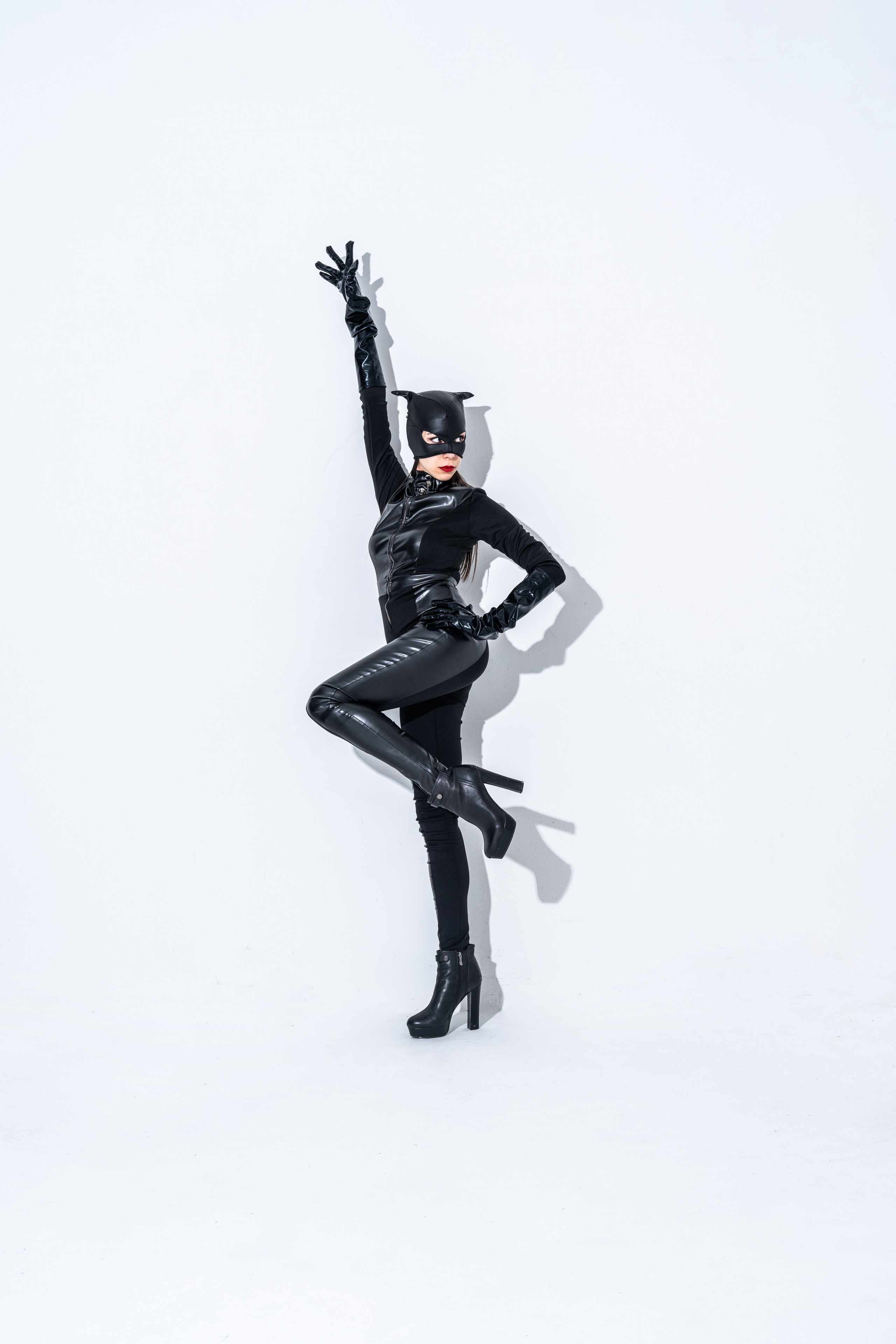 Женщина кошка. Модель Камилла white background. Свадебный и индивидуальный фотограф Аля Мамакова