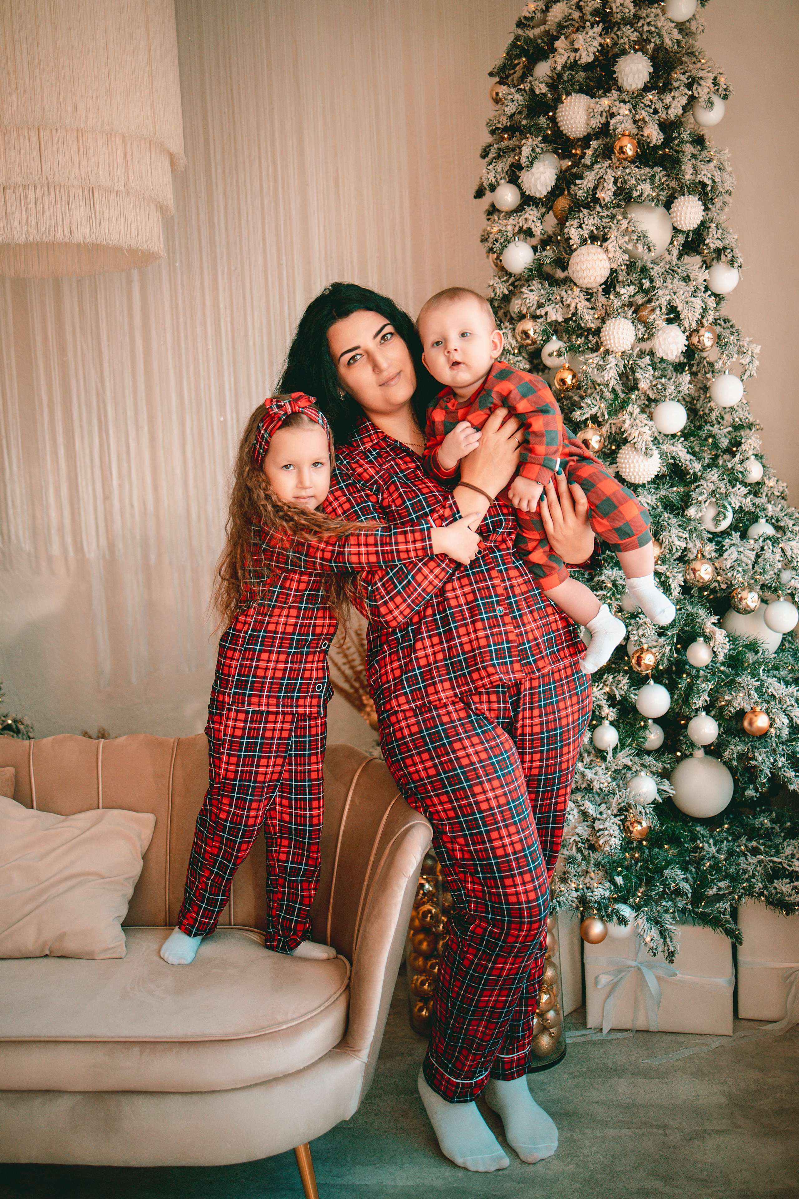 Заказать новогоднюю семейную фотосъемку. Выпускные альбомы в Серпухове