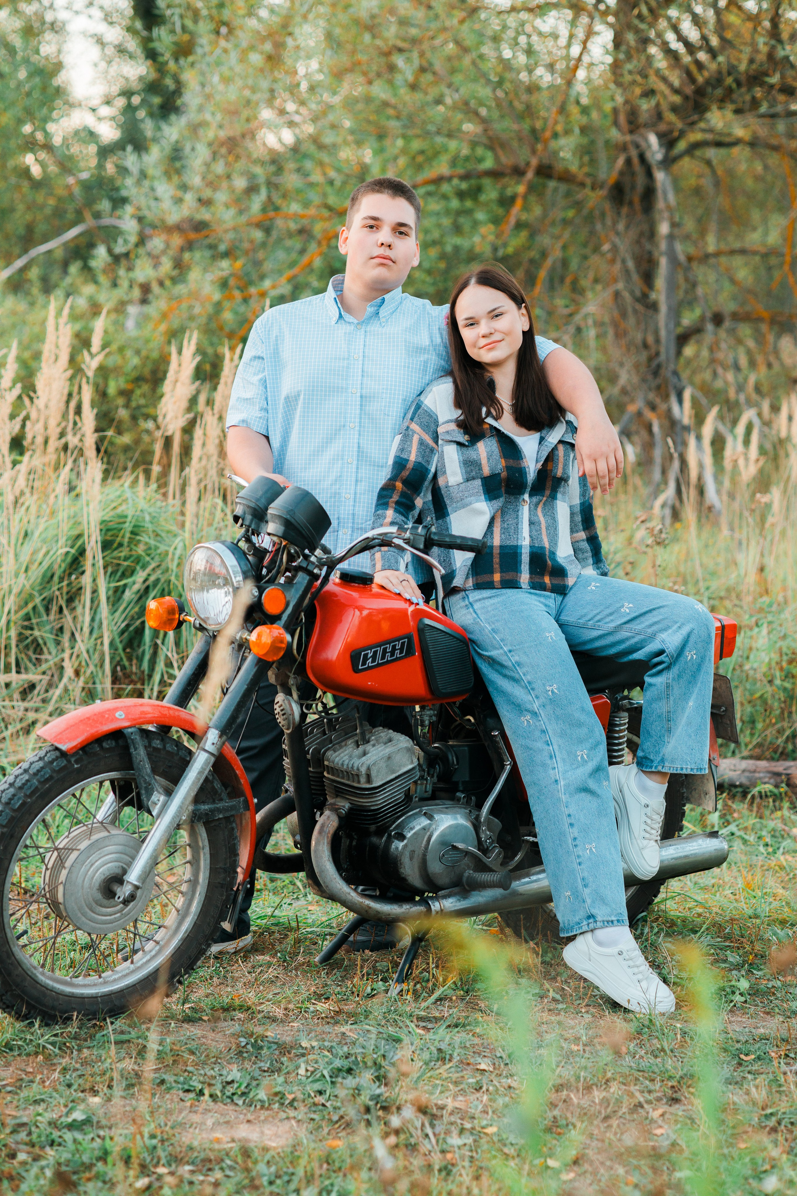 Осенняя фотосессия для выпускных альбомов 11 классов в Тарусе 2025 год. Выпускные альбомы в Серпухове