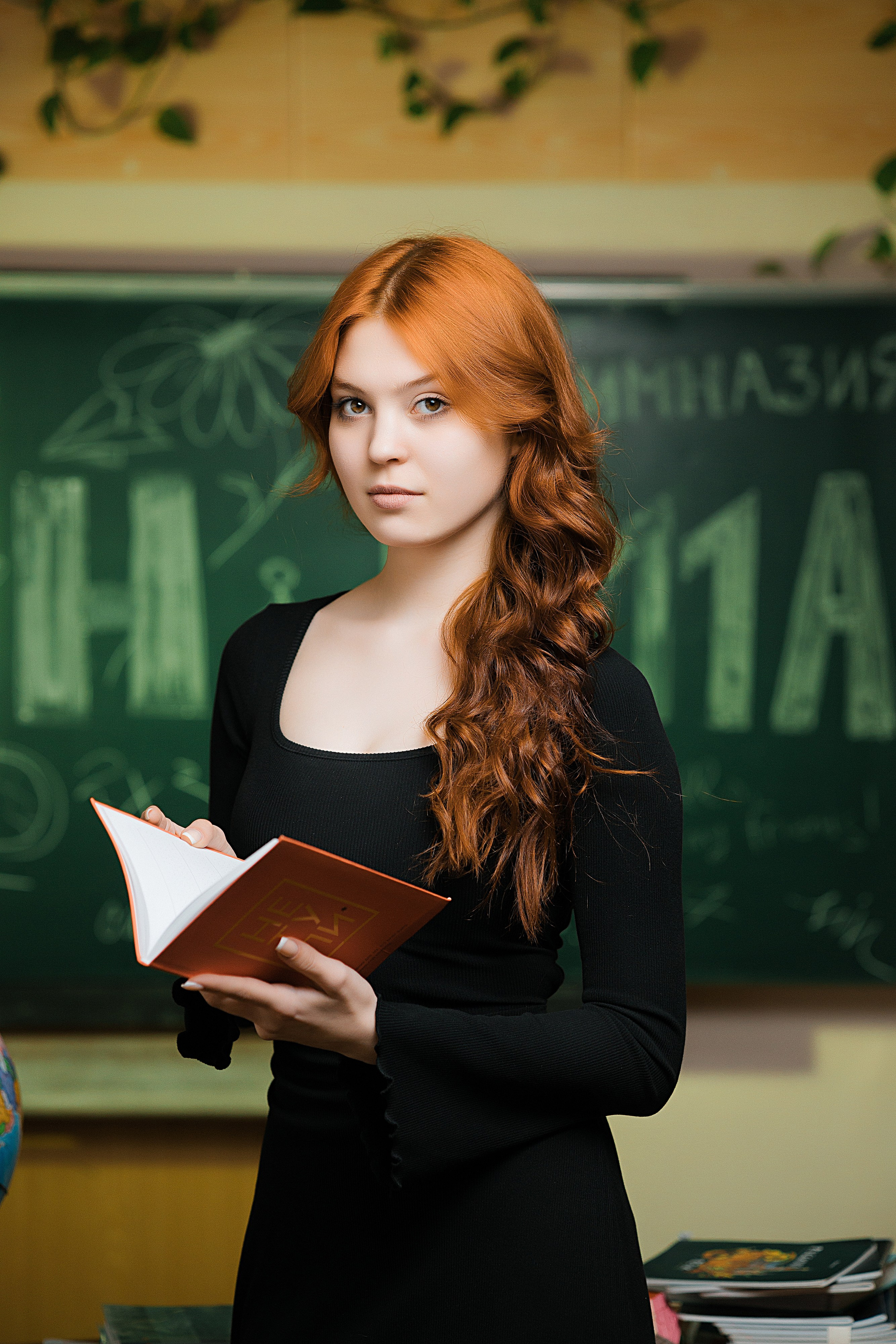 Выпускница Гимназии фотографируется на выпускной фотоальбом